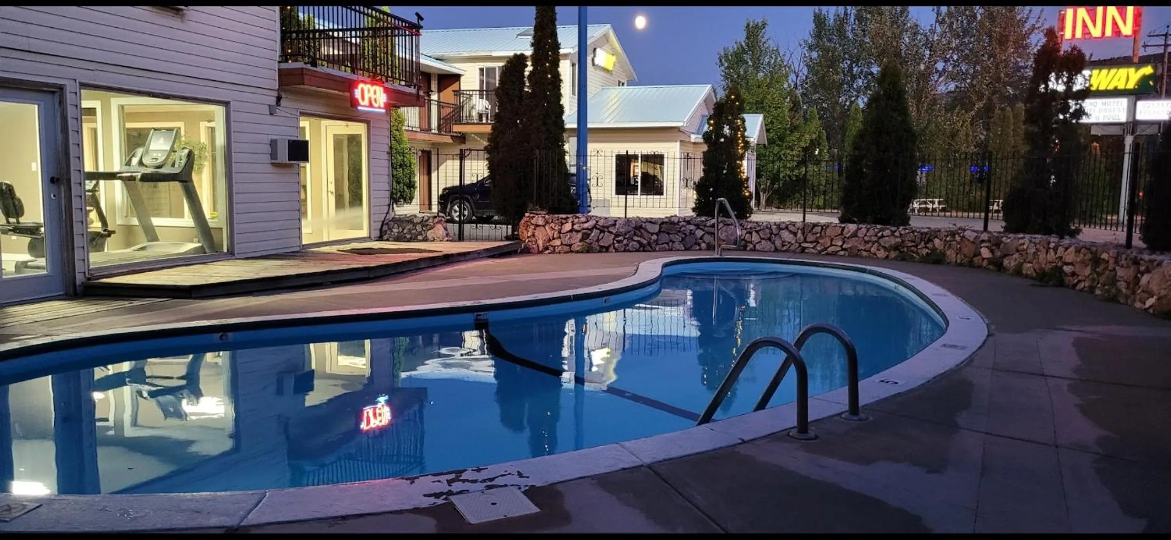 Swimming pool in Cache Creek Inn