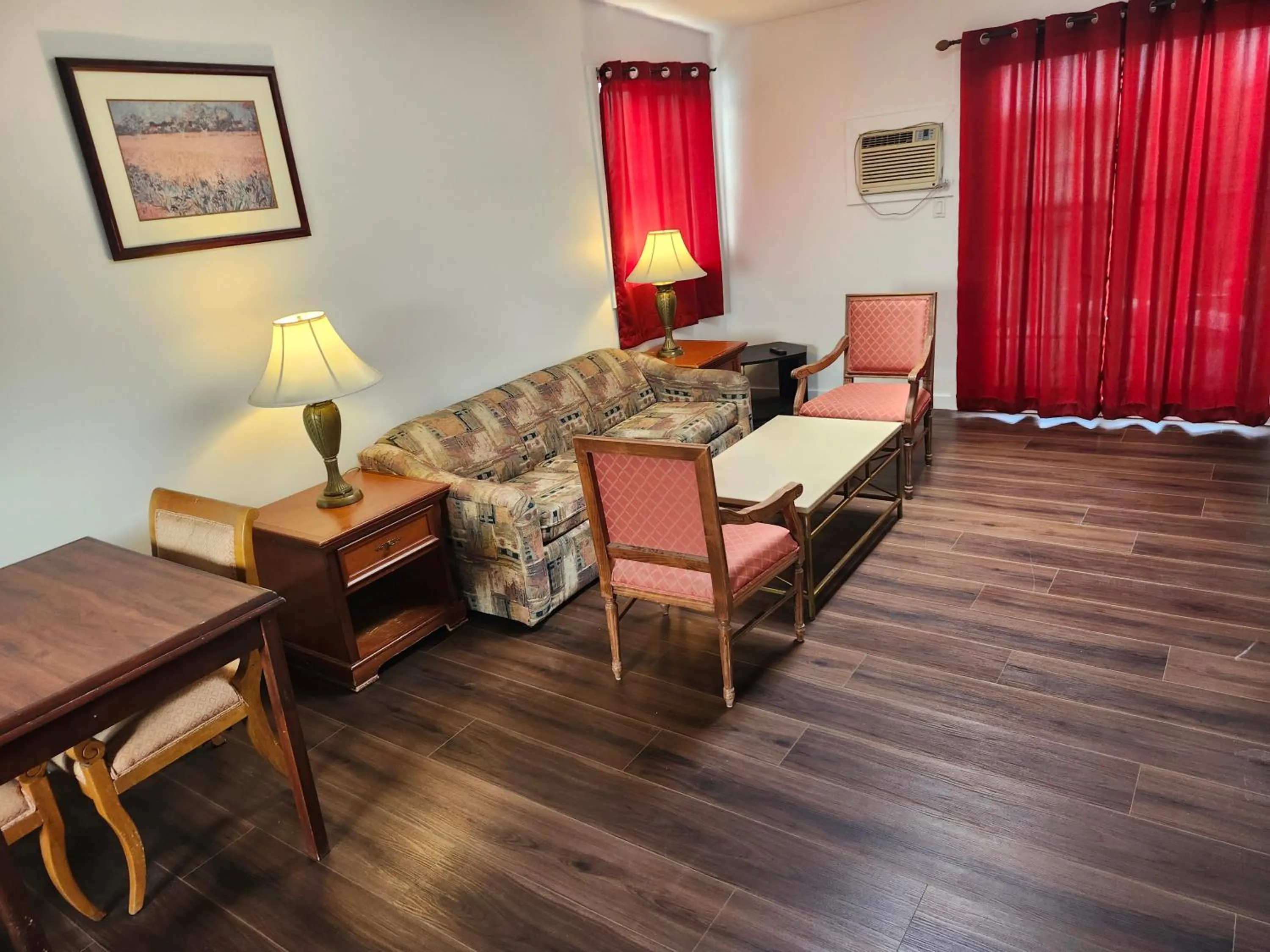 Living room in Cache Creek Inn