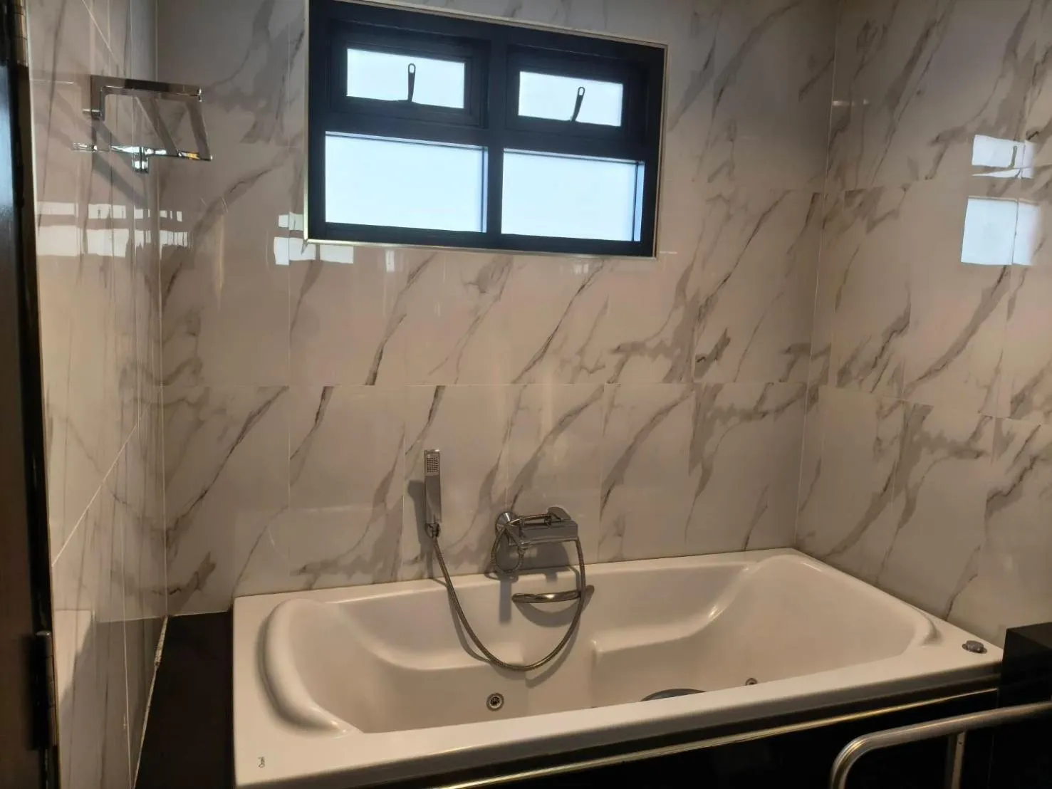 Bathroom in Hotel De Sripoom