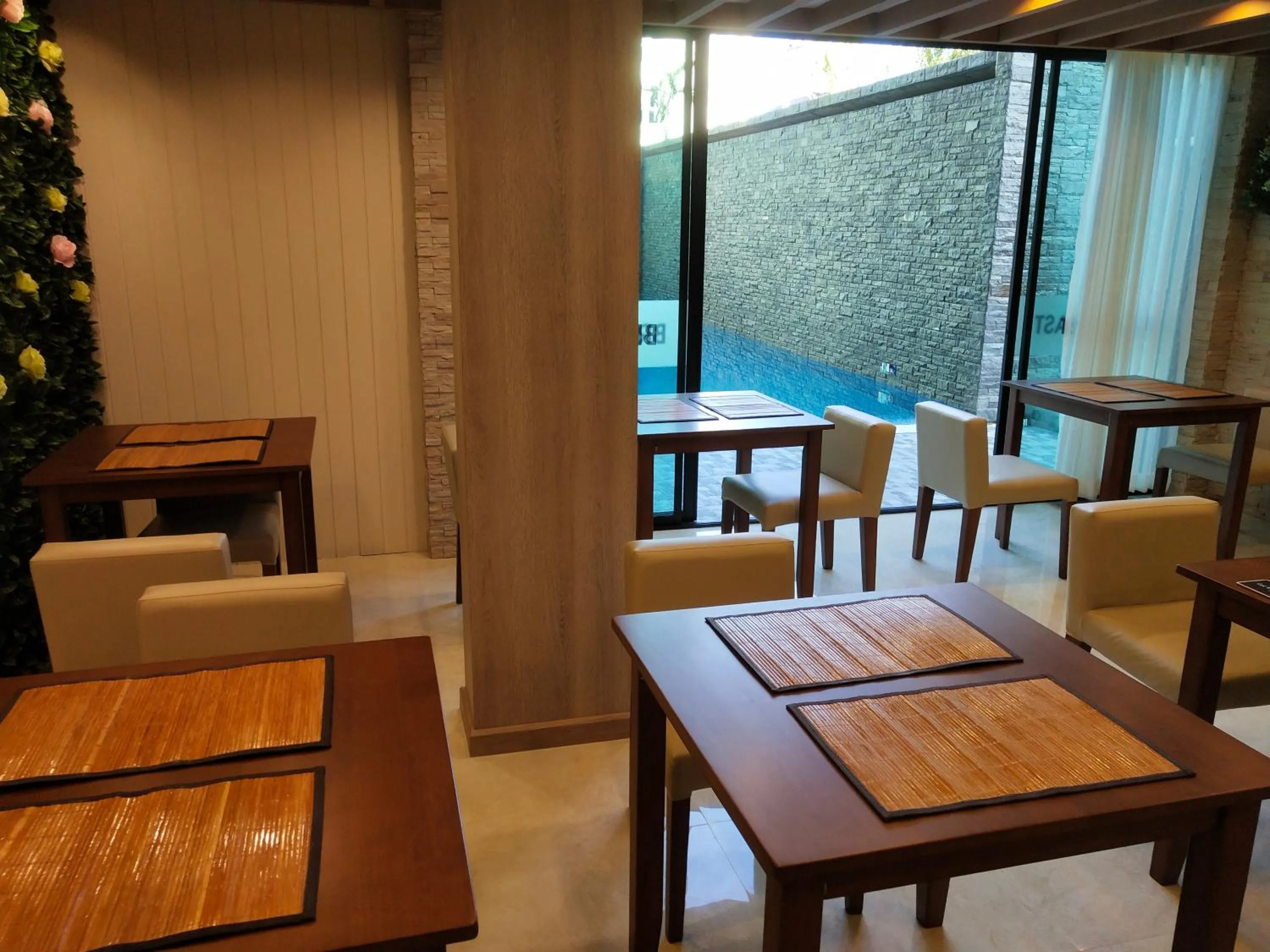 Restaurant/places to eat in Hotel De Sripoom