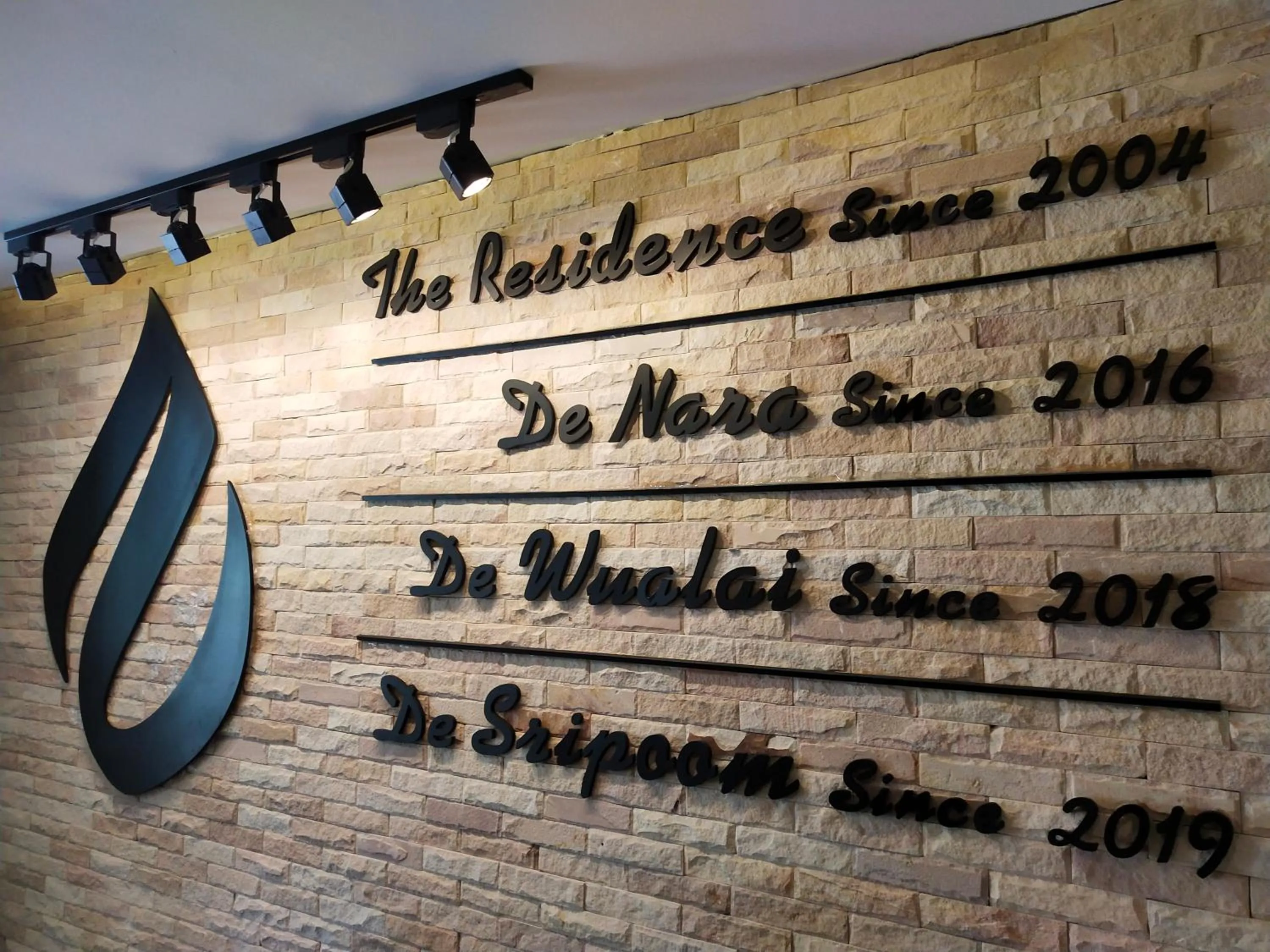 Property logo or sign in Hotel De Sripoom