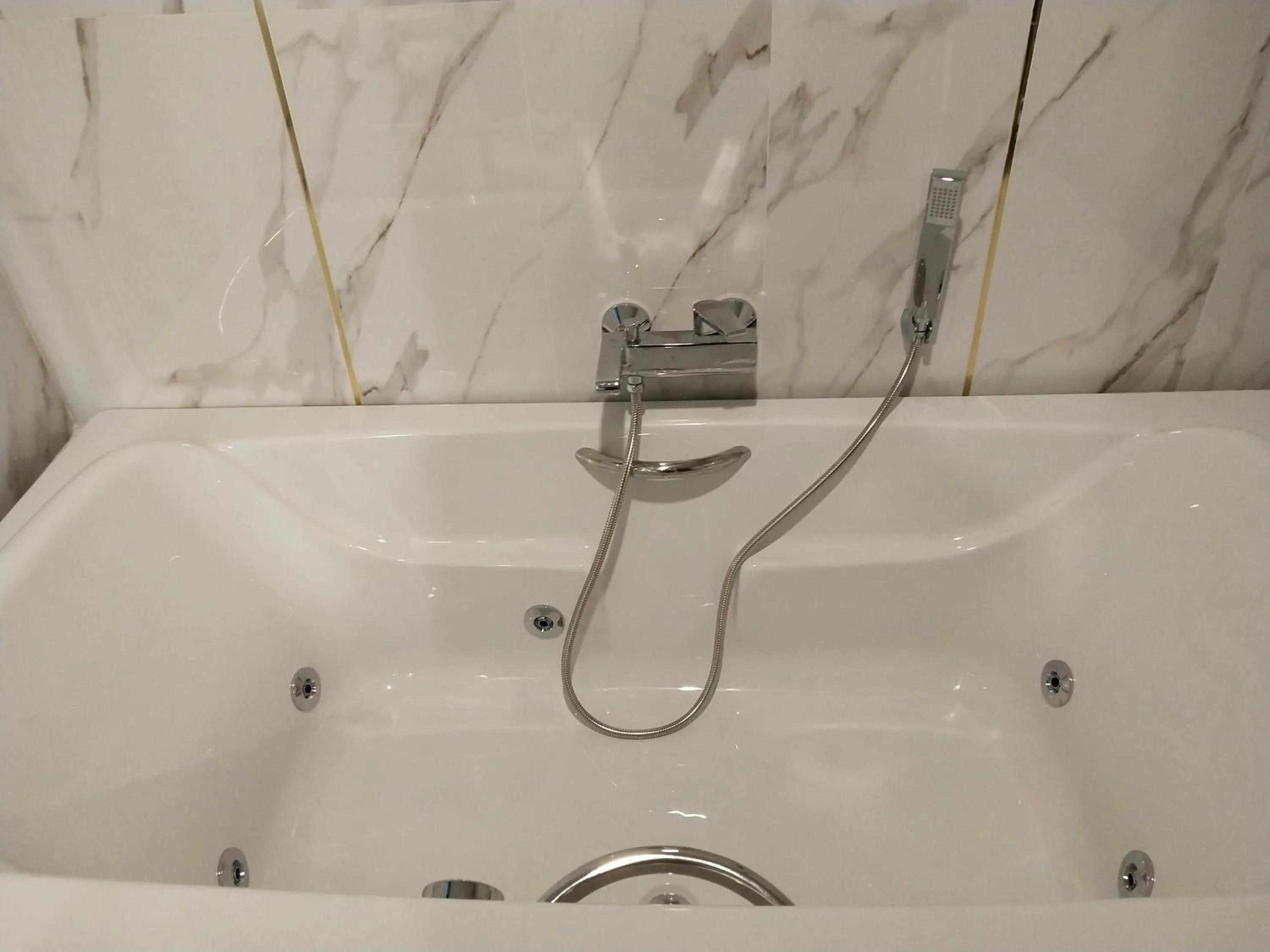 Bath in Hotel De Sripoom