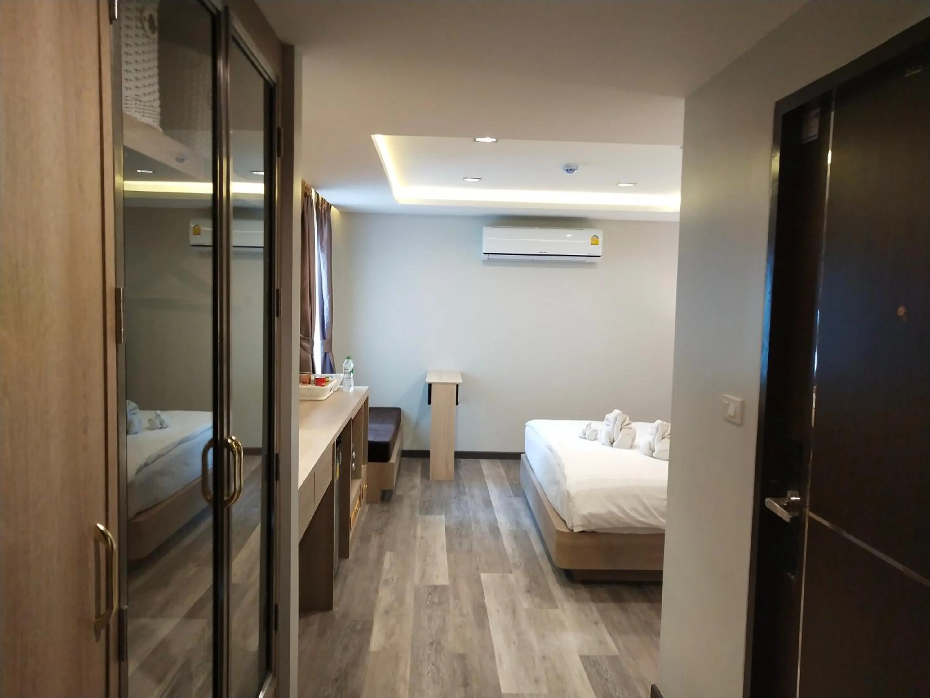 Photo of the whole room, Bed in Hotel De Sripoom