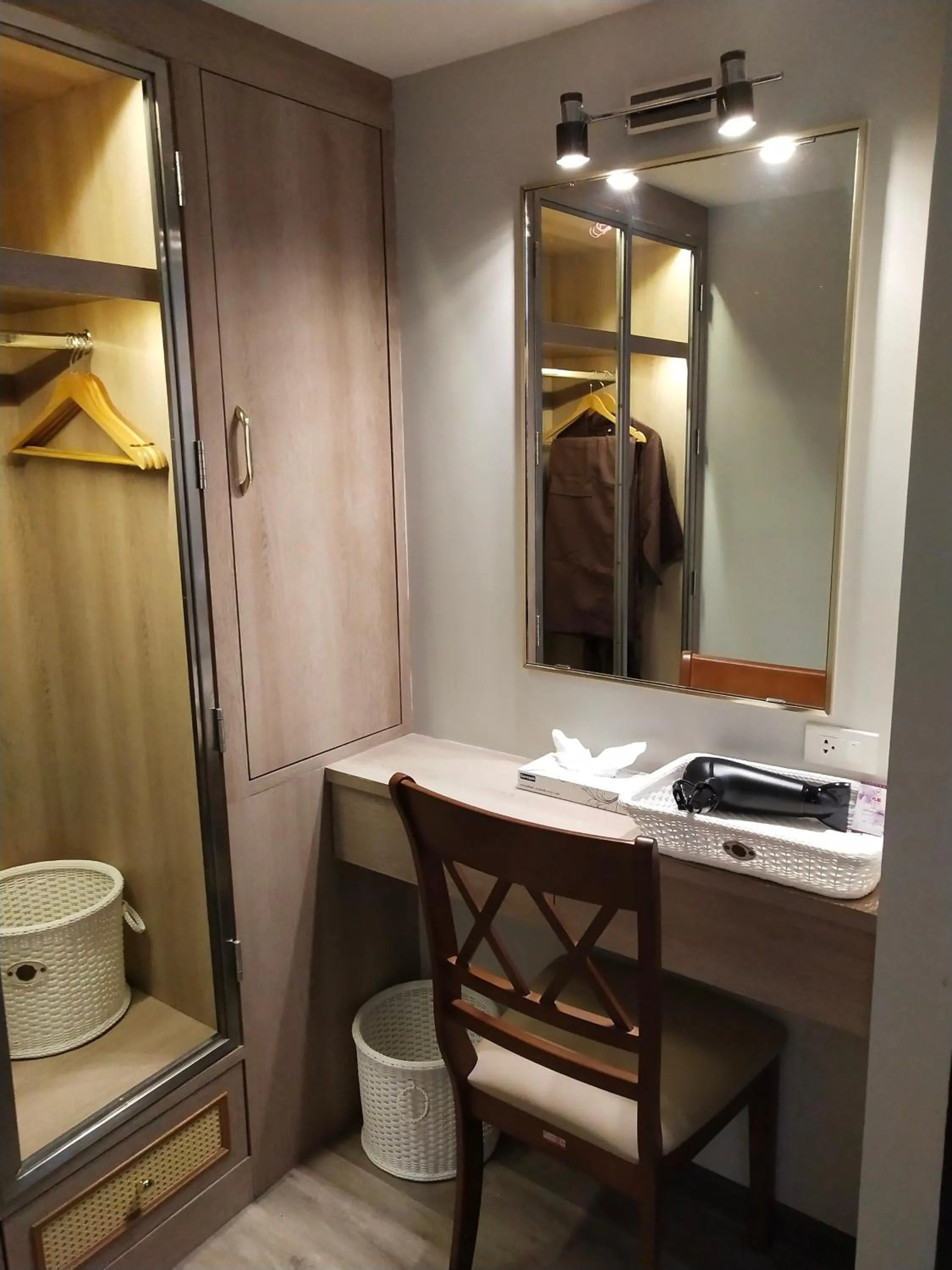 Photo of the whole room in Hotel De Sripoom