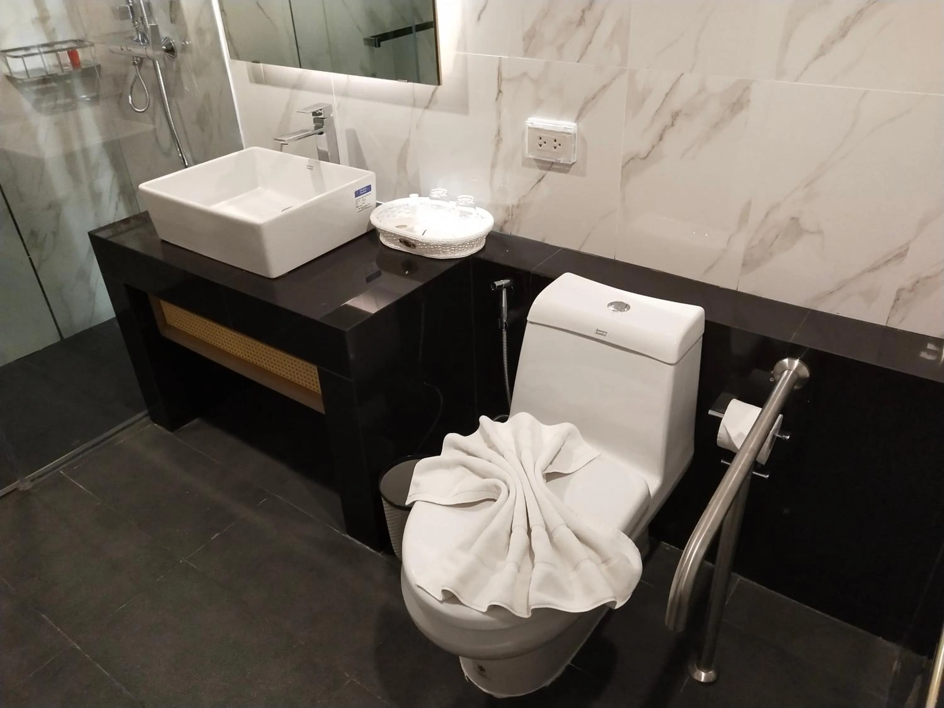 Bathroom in Hotel De Sripoom