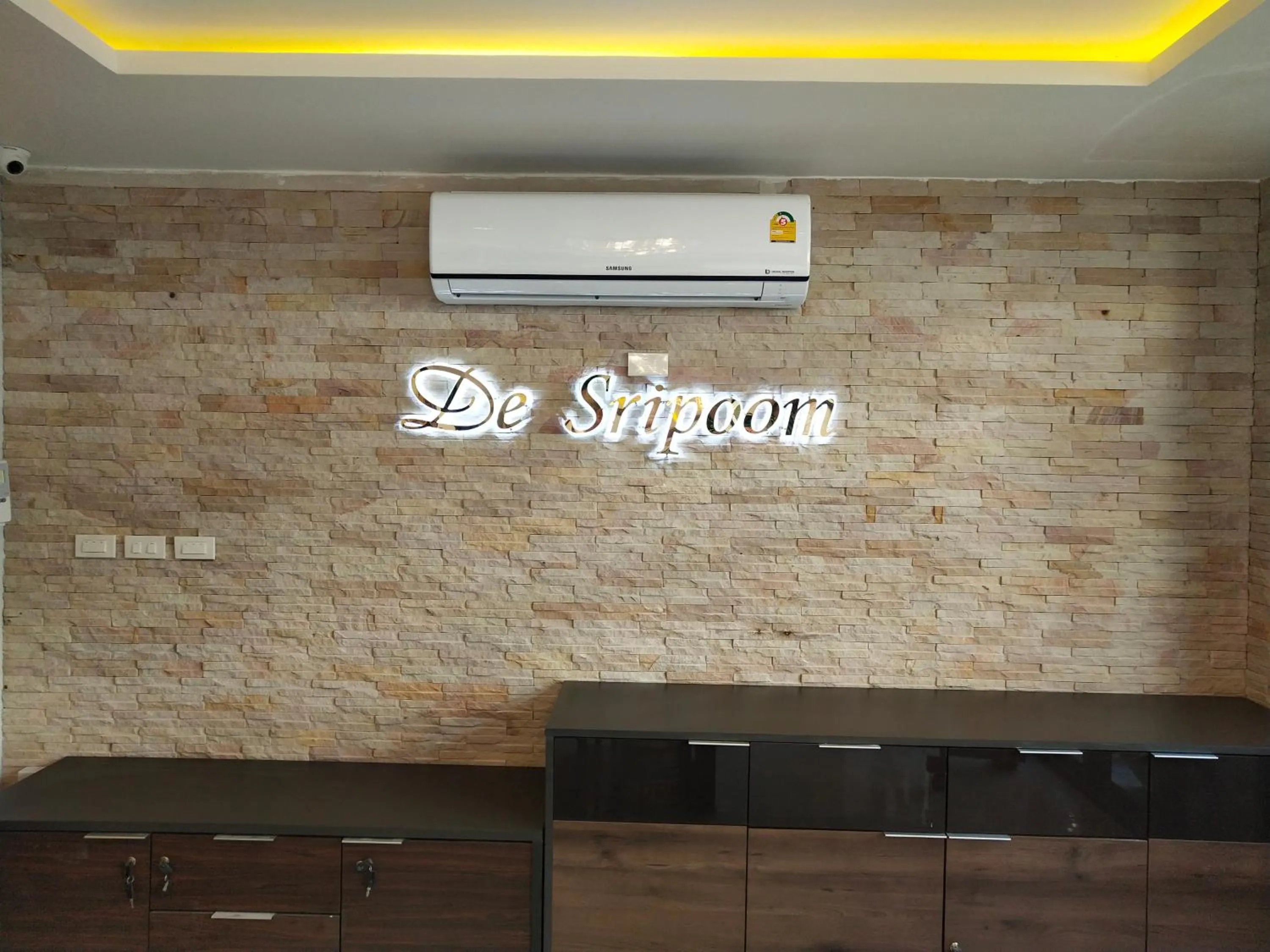 Property logo or sign in Hotel De Sripoom