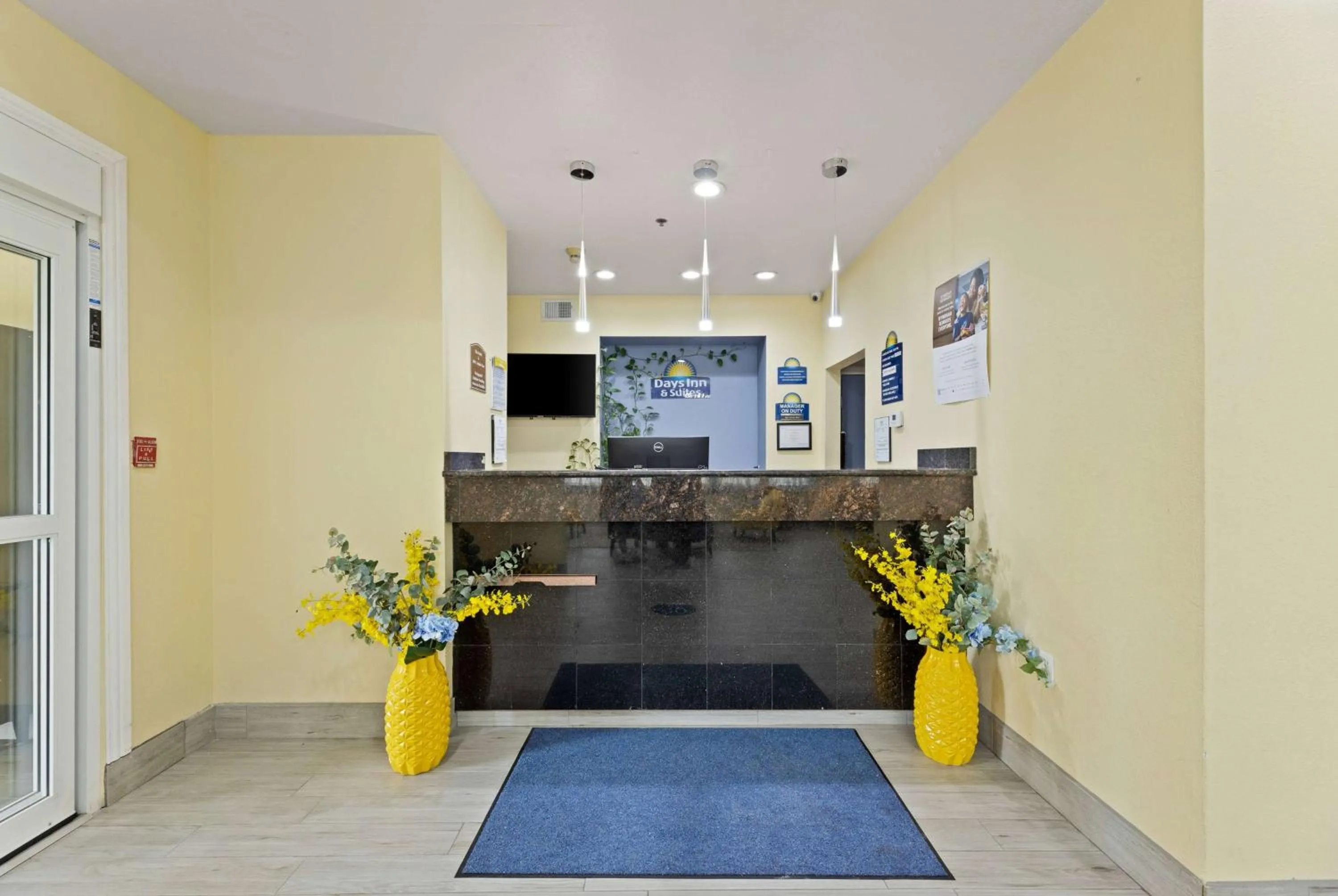Lobby or reception in Days Inn & Suites by Wyndham DFW Airport South-Euless