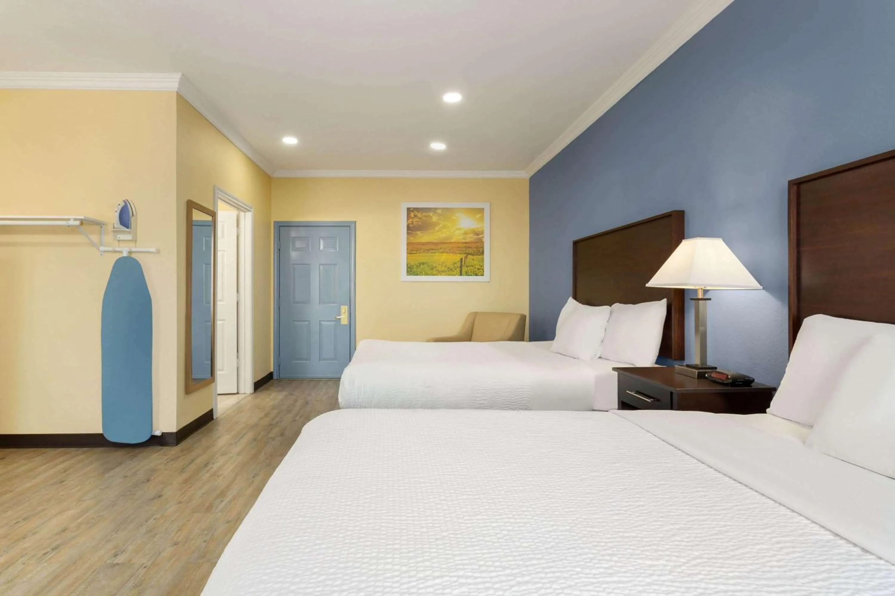 On site, Bed in Days Inn & Suites by Wyndham DFW Airport South-Euless