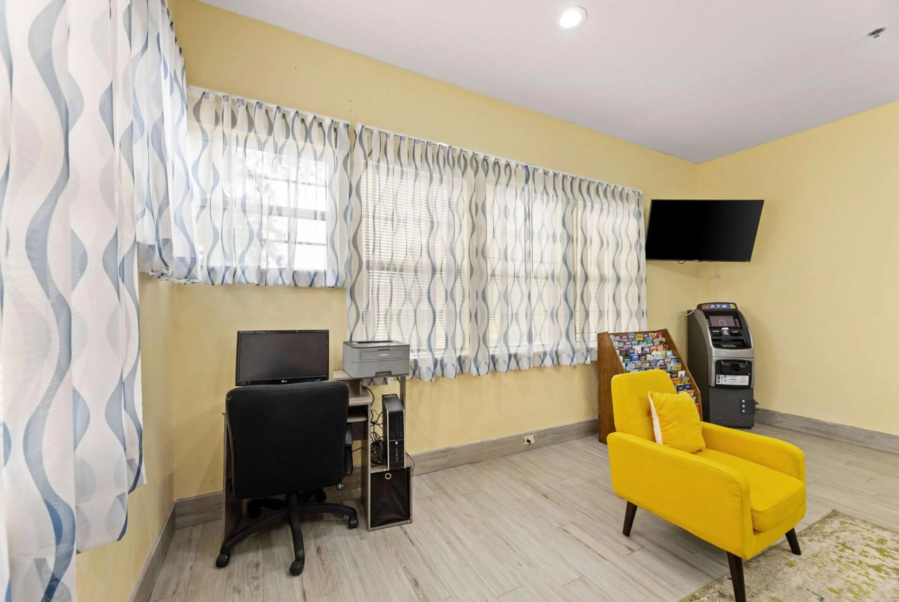 Lobby or reception in Days Inn & Suites by Wyndham DFW Airport South-Euless