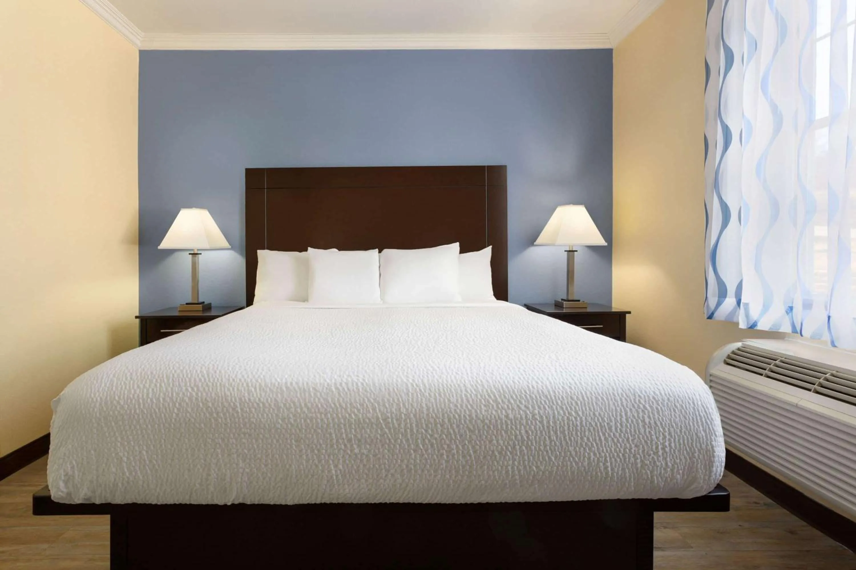 Photo of the whole room, Bed in Days Inn & Suites by Wyndham DFW Airport South-Euless