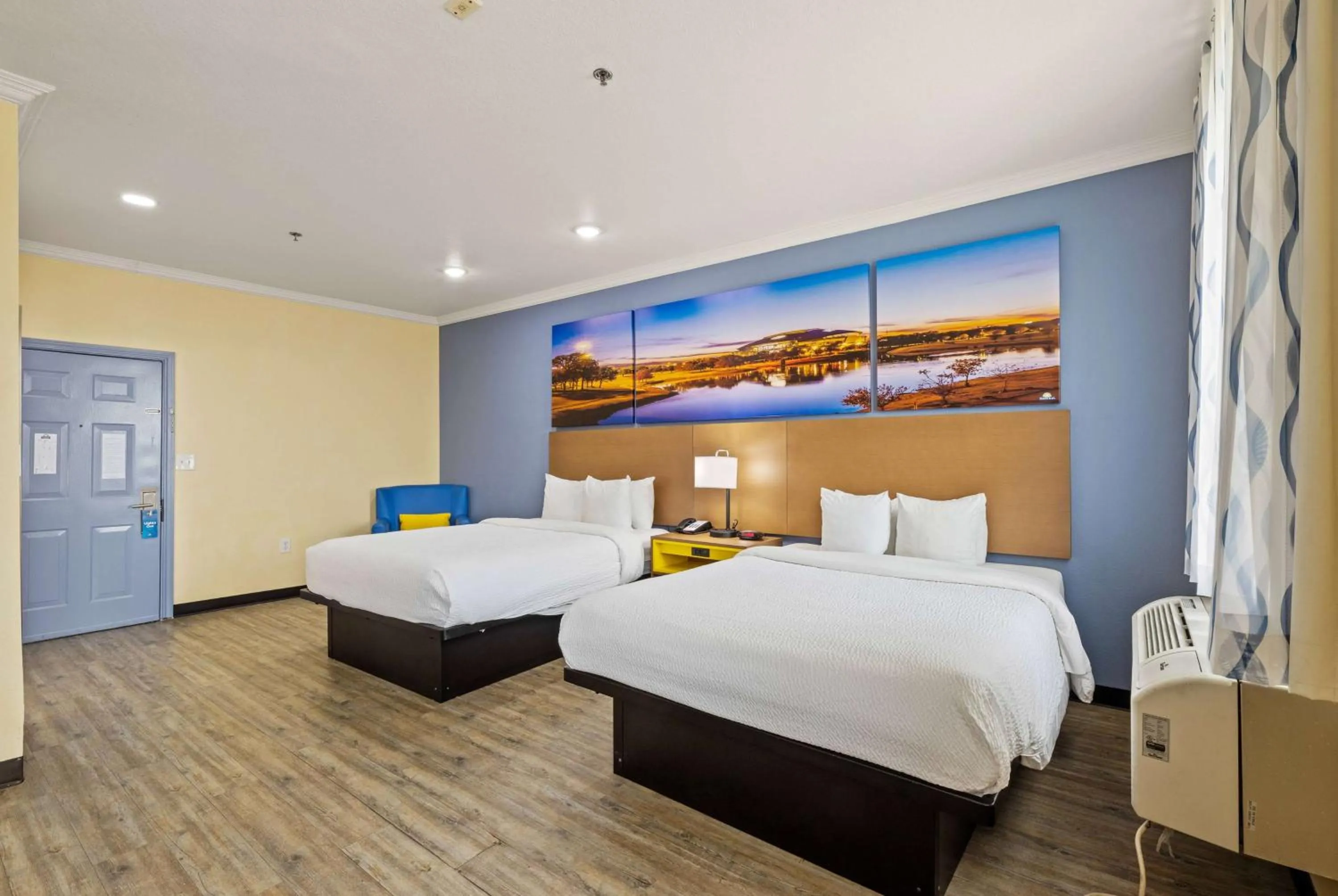 Photo of the whole room, Bed in Days Inn & Suites by Wyndham DFW Airport South-Euless