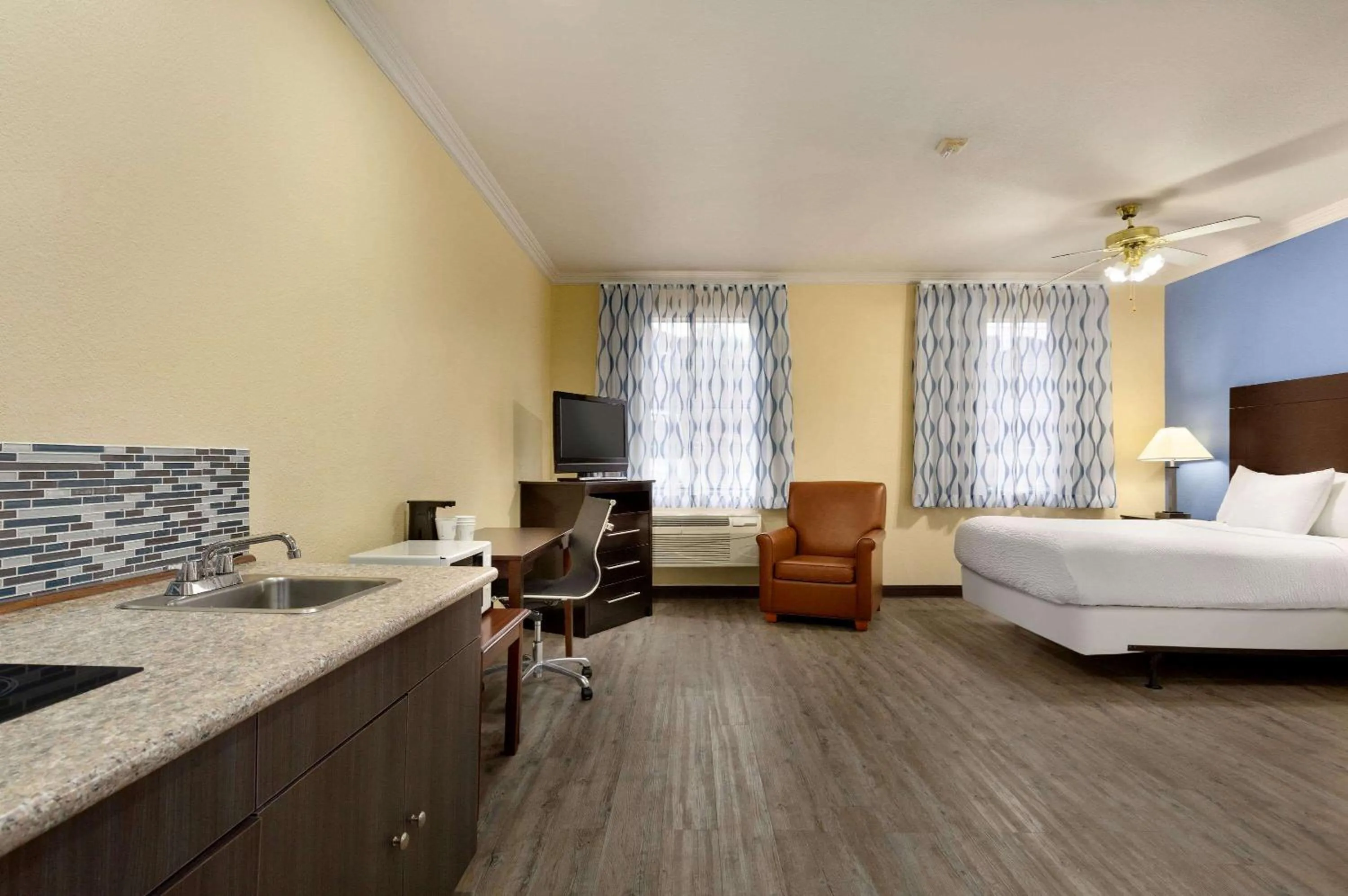 Photo of the whole room, Bed in Days Inn & Suites by Wyndham DFW Airport South-Euless