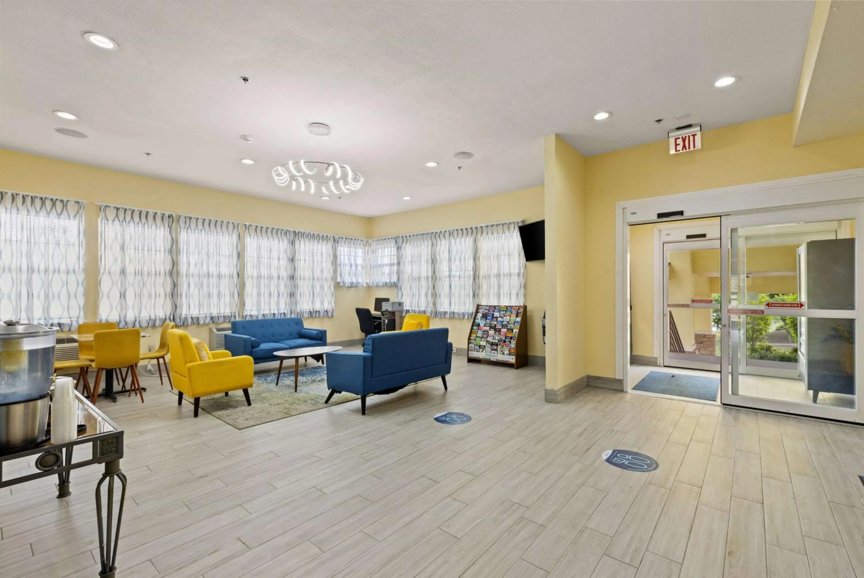 Lobby or reception in Days Inn & Suites by Wyndham DFW Airport South-Euless