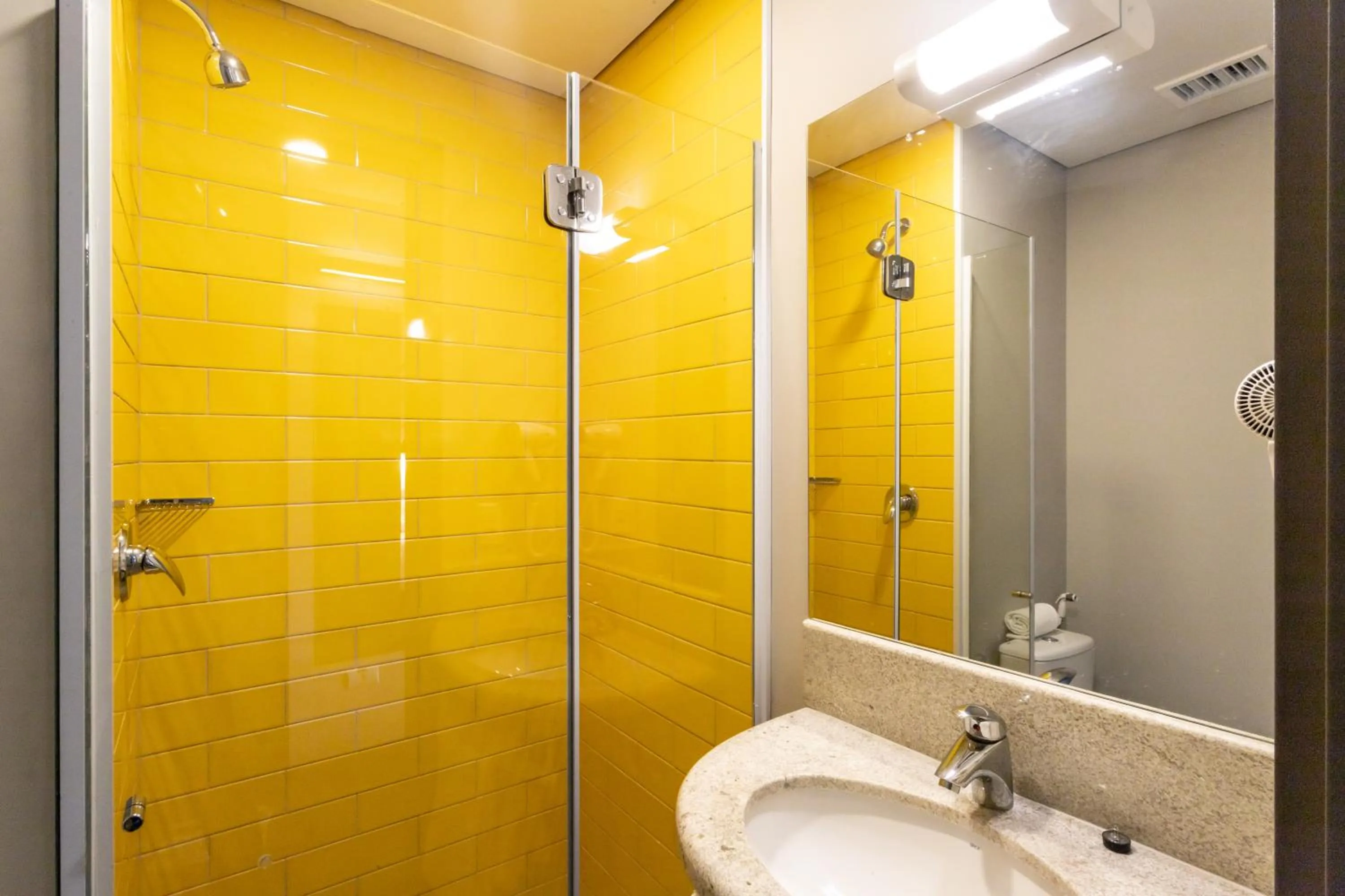 Bathroom in ibis Palmas Avenida JK