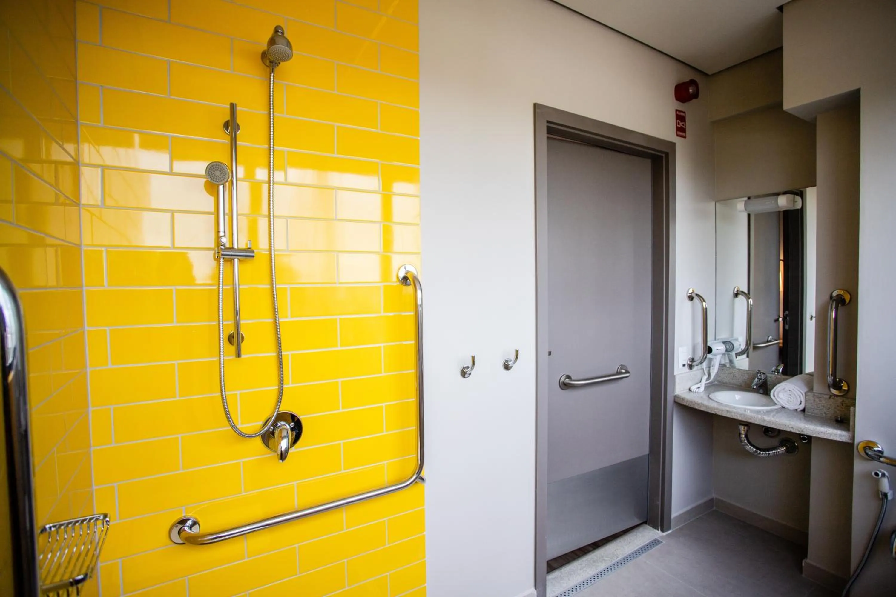 Shower in ibis Palmas Avenida JK