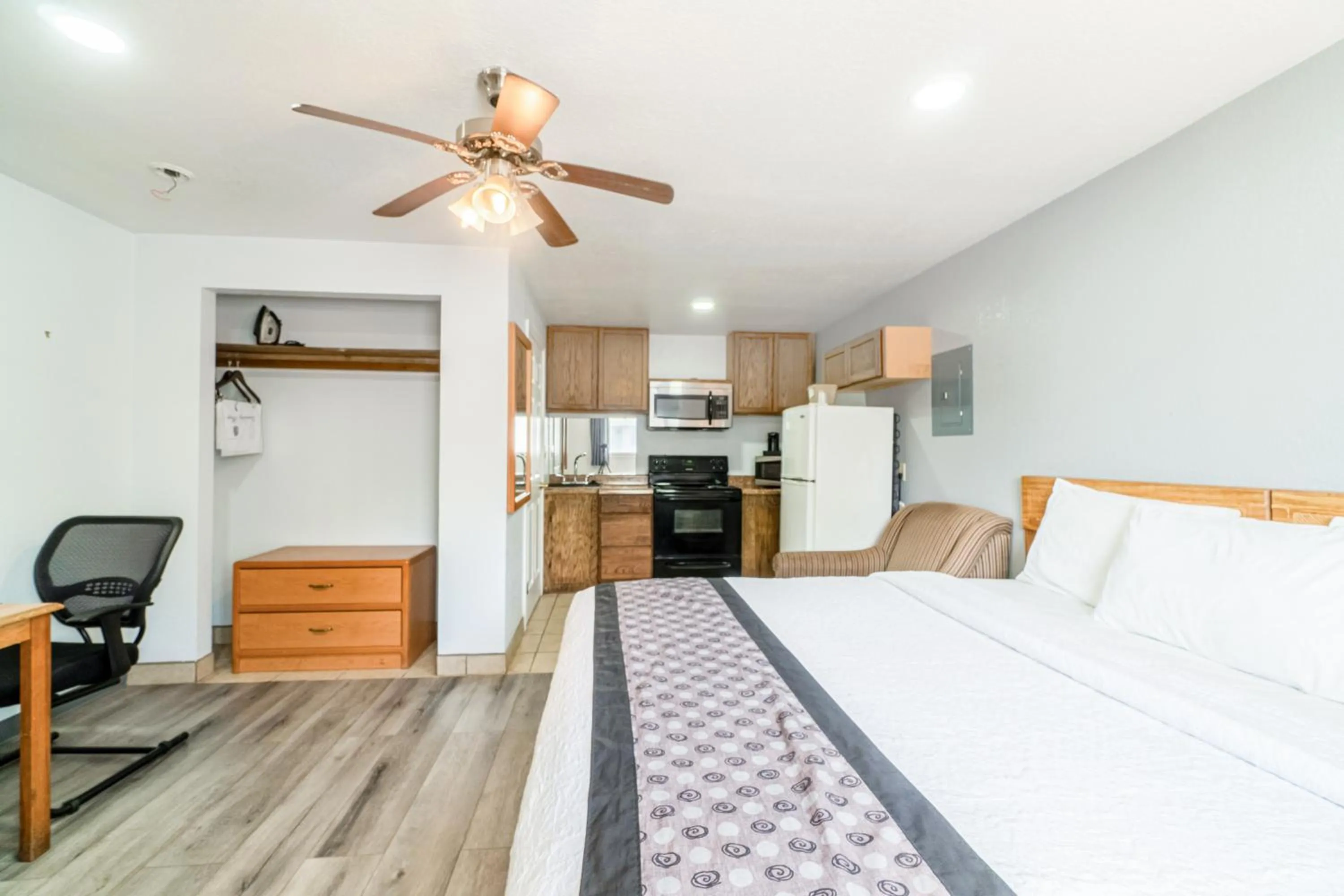 Bedroom, Bed in Purple Sage By OYO Snyder TX