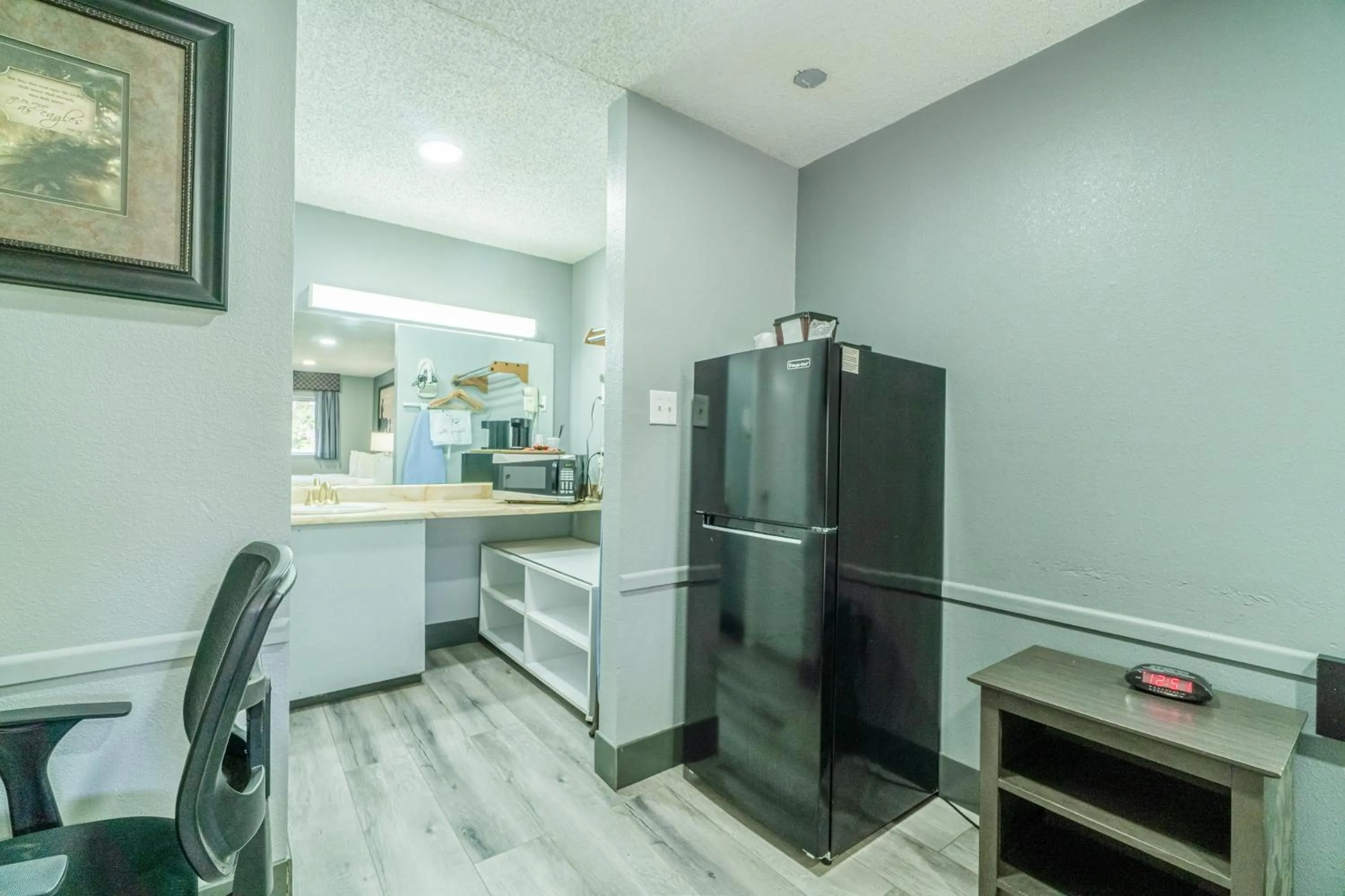 Kitchen or kitchenette in Purple Sage By OYO Snyder TX