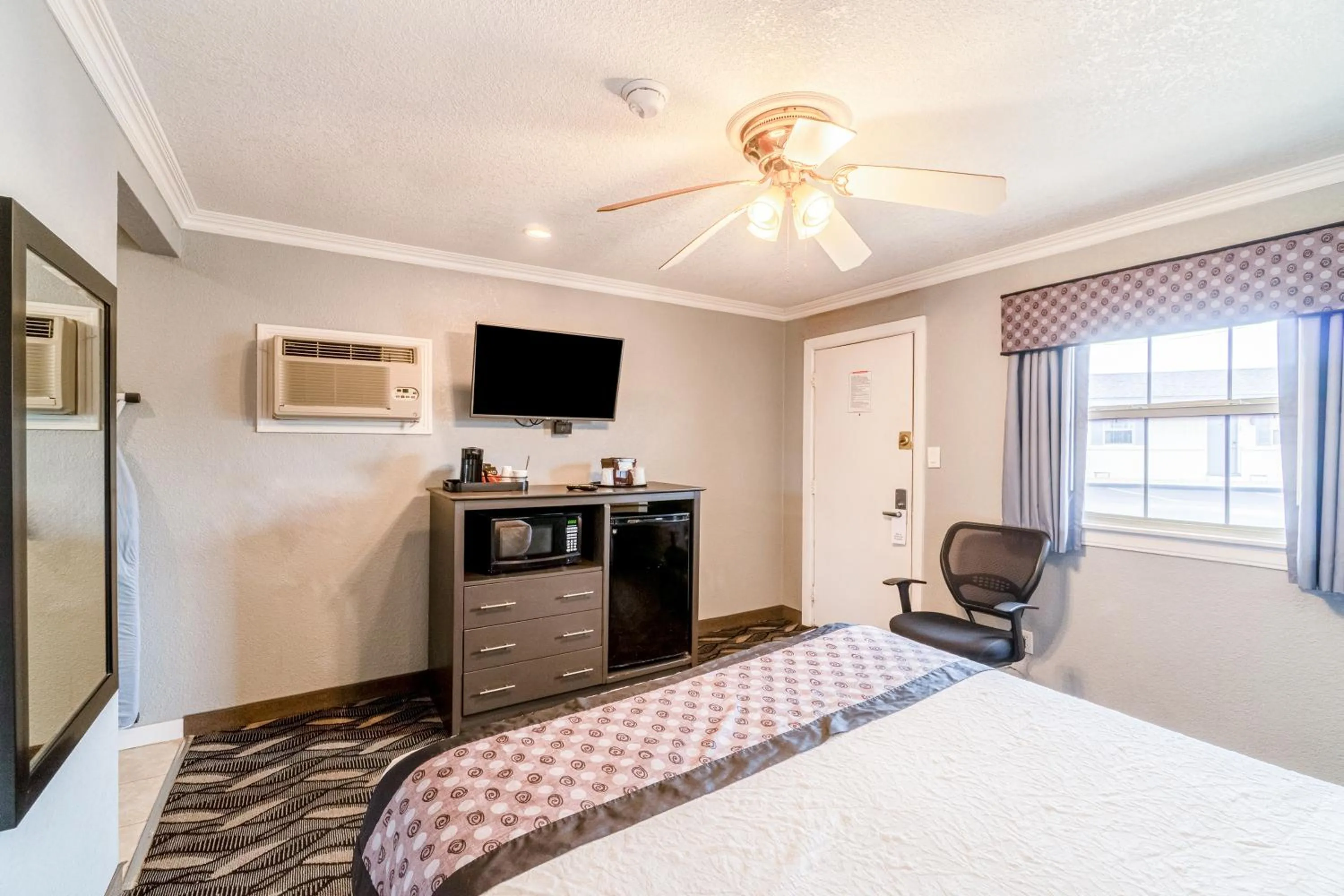 Bedroom, Bed in Purple Sage By OYO Snyder TX