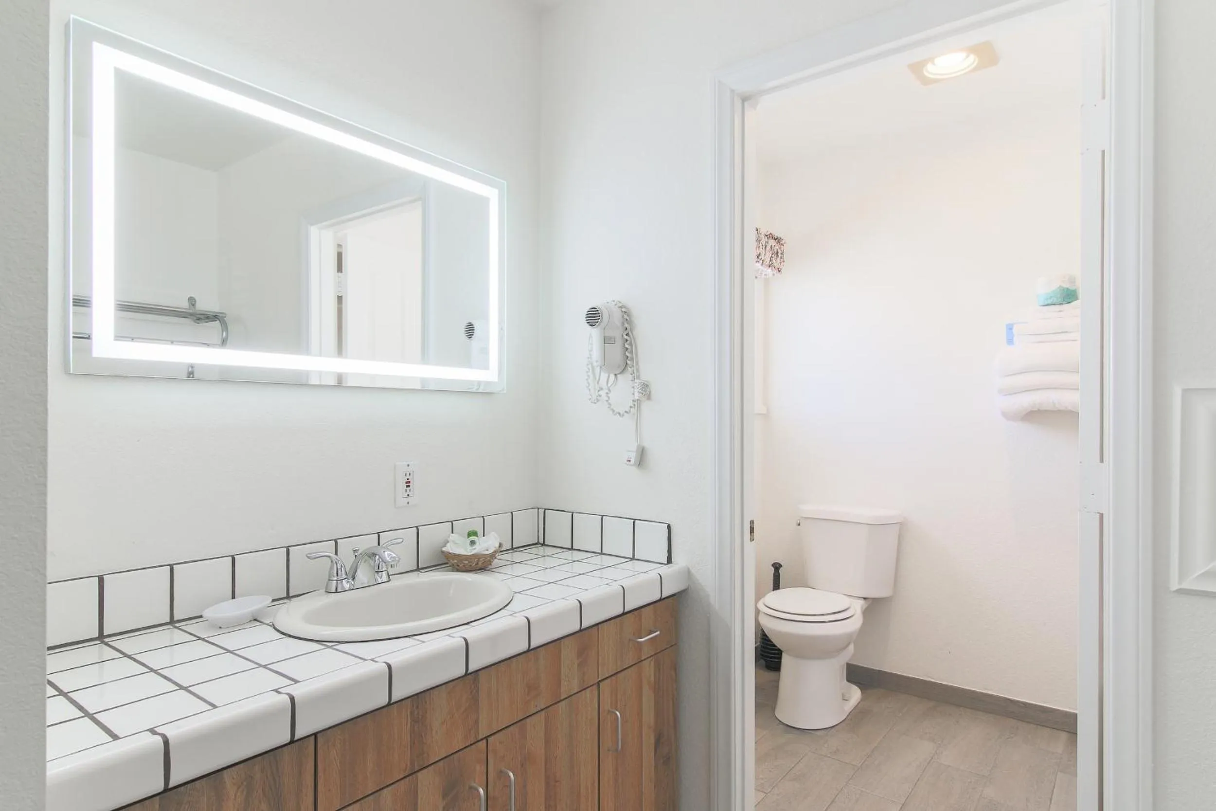 Toilet in Solvang Inn & Cottages