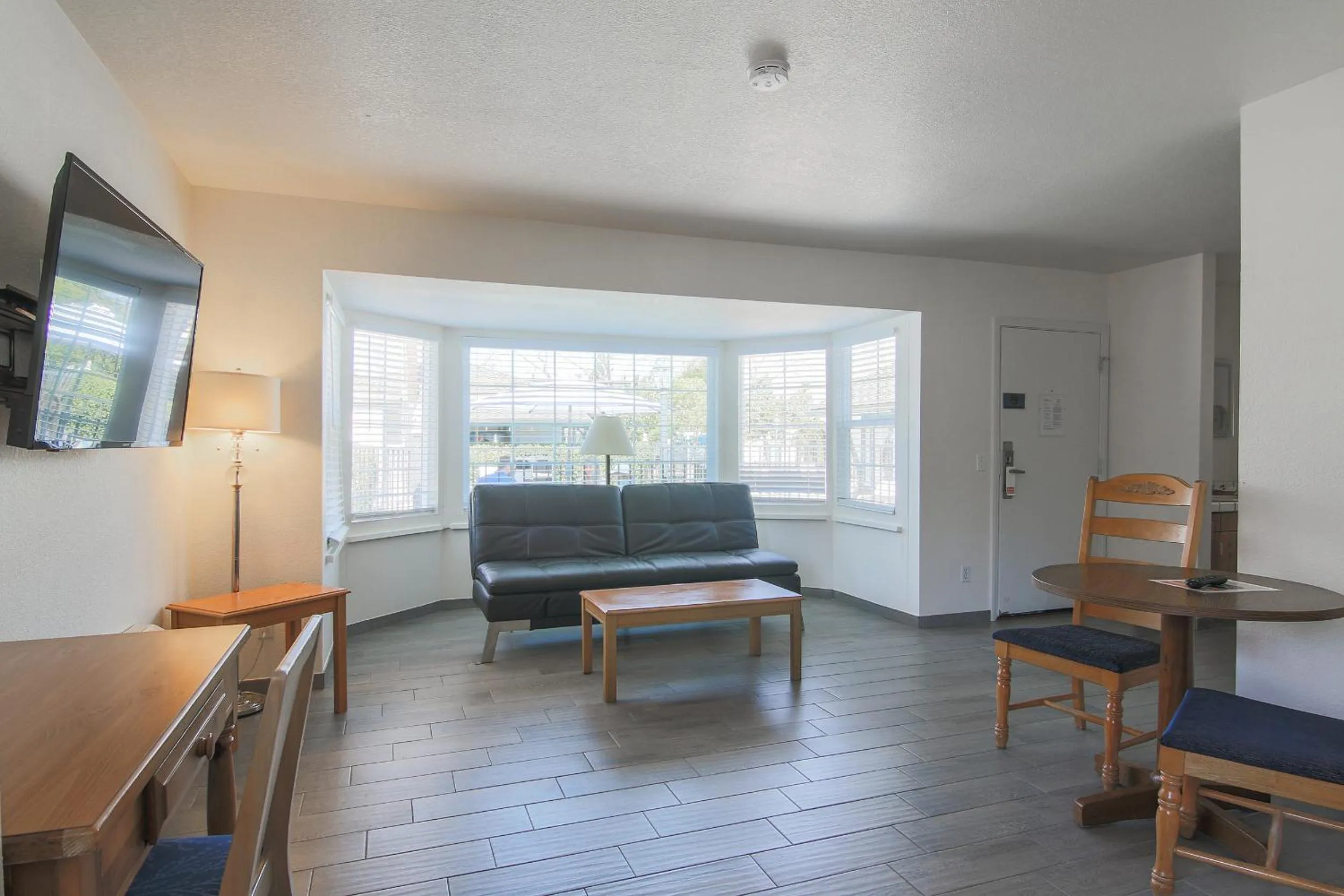 TV and multimedia in Solvang Inn & Cottages