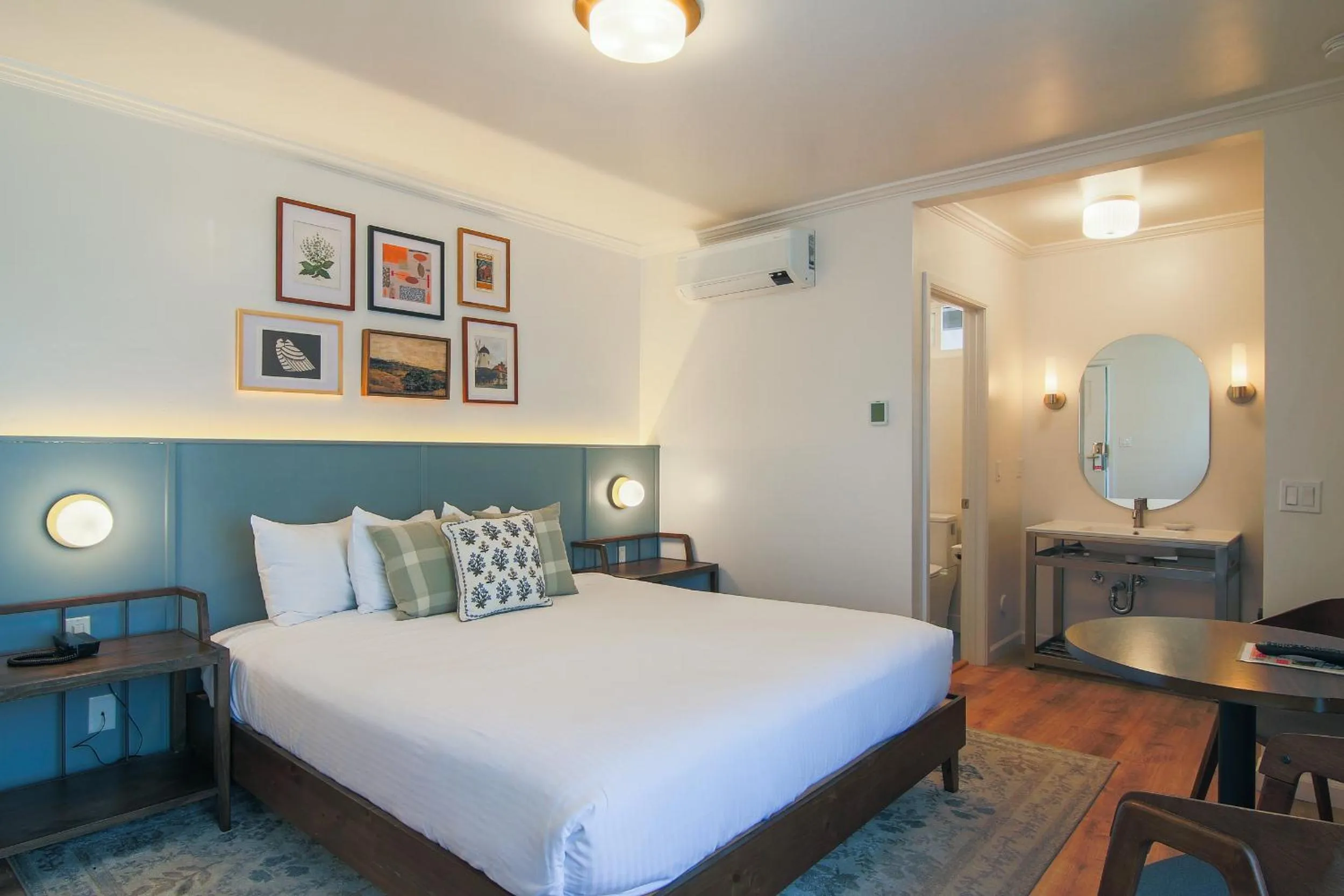 Bed in Solvang Inn & Cottages