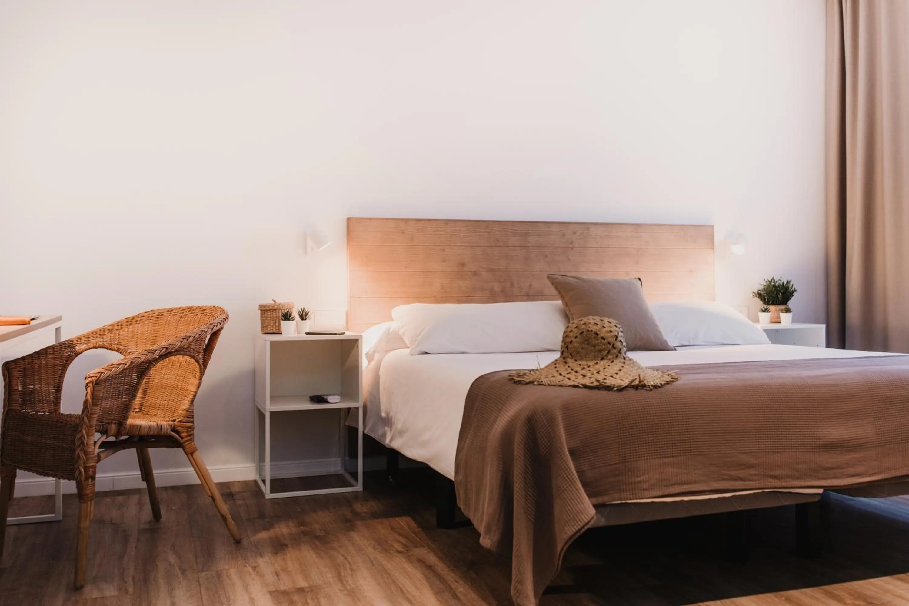 Bedroom, Bed in Lindala