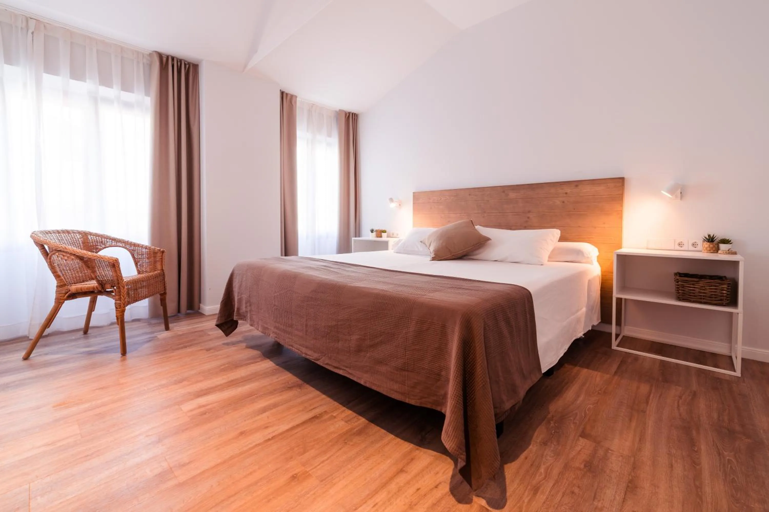 Photo of the whole room, Bed in Lindala