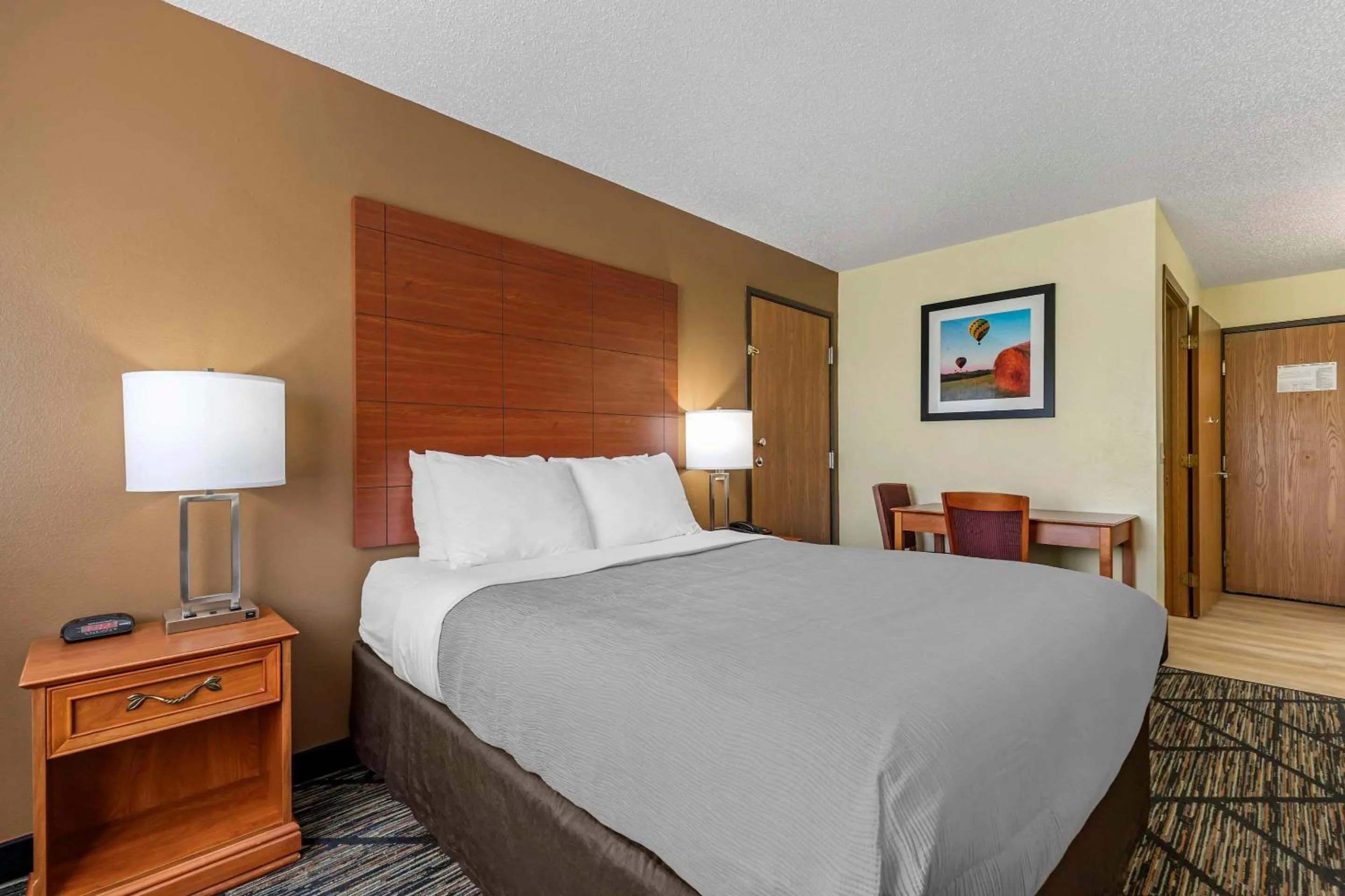 Bedroom, Bed in Quality Inn Indianola