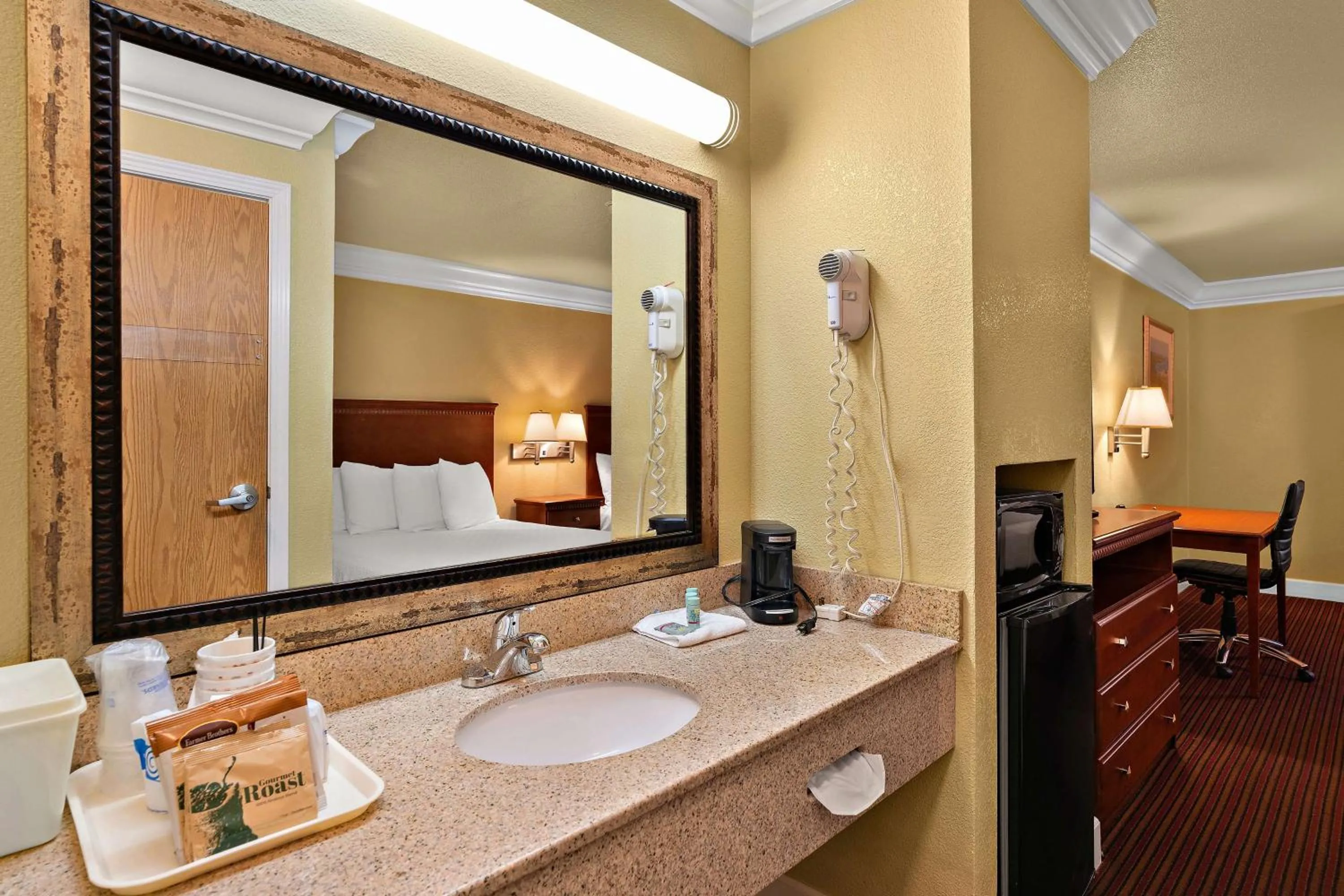Bathroom, Bed in Best Western Willits Inn