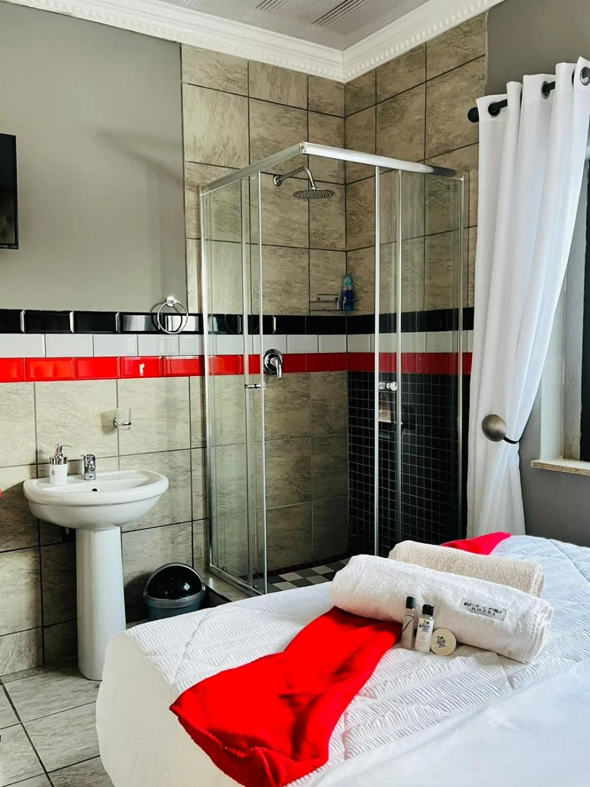 Shower, Bed in Abecor Hotel