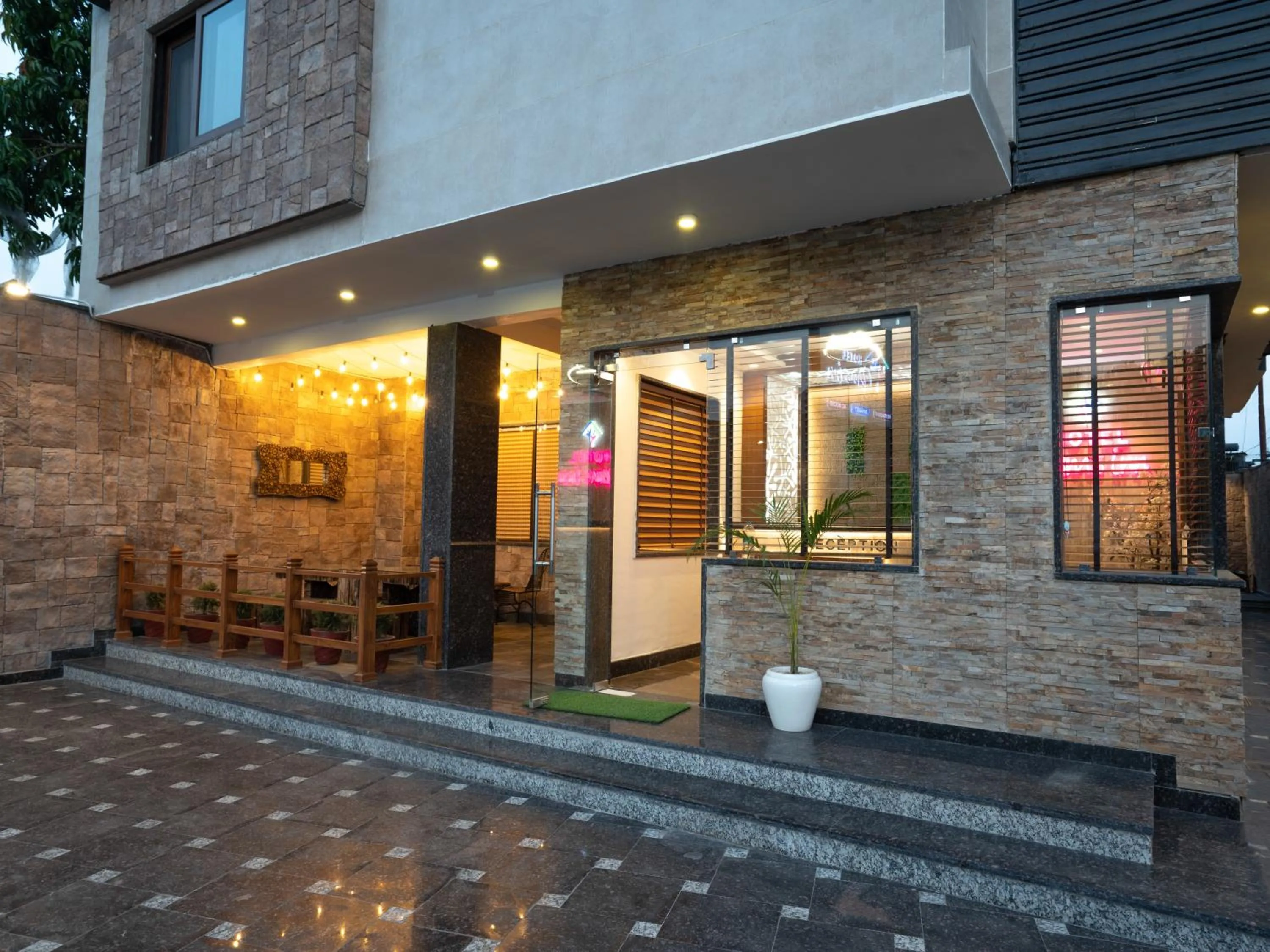 Facade/entrance in Hotel Gems Inn