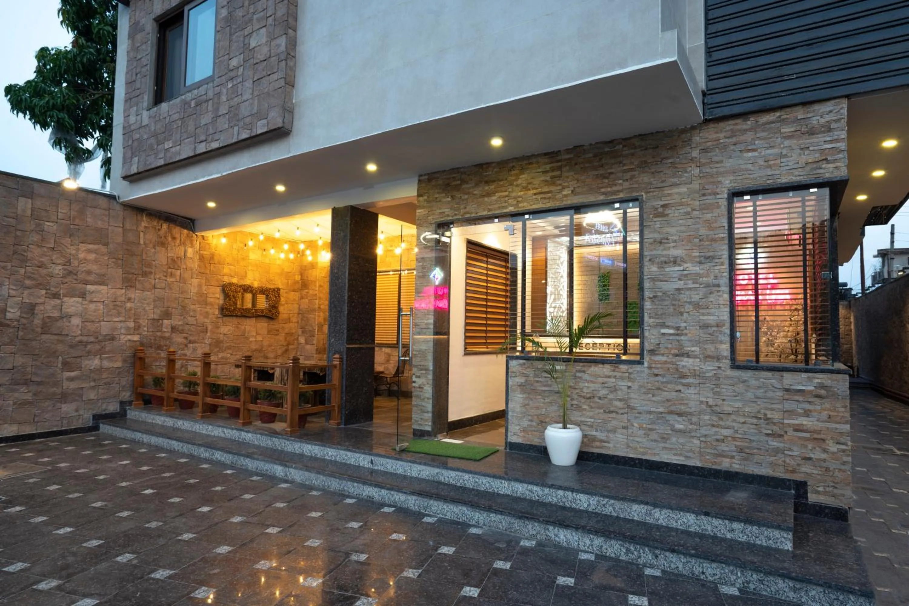 Property building in Hotel Gems Inn