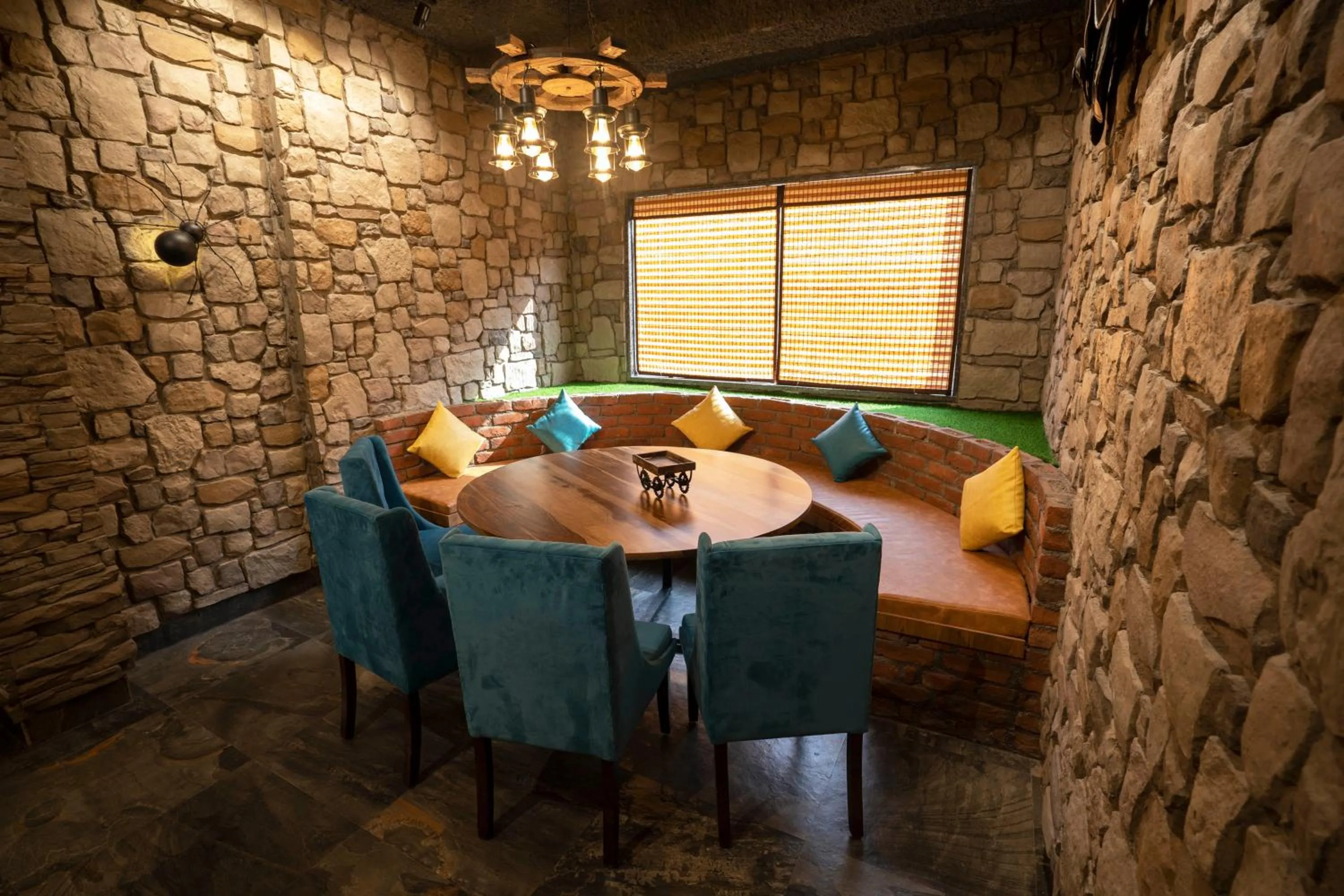 Restaurant/places to eat in Hotel Gems Inn