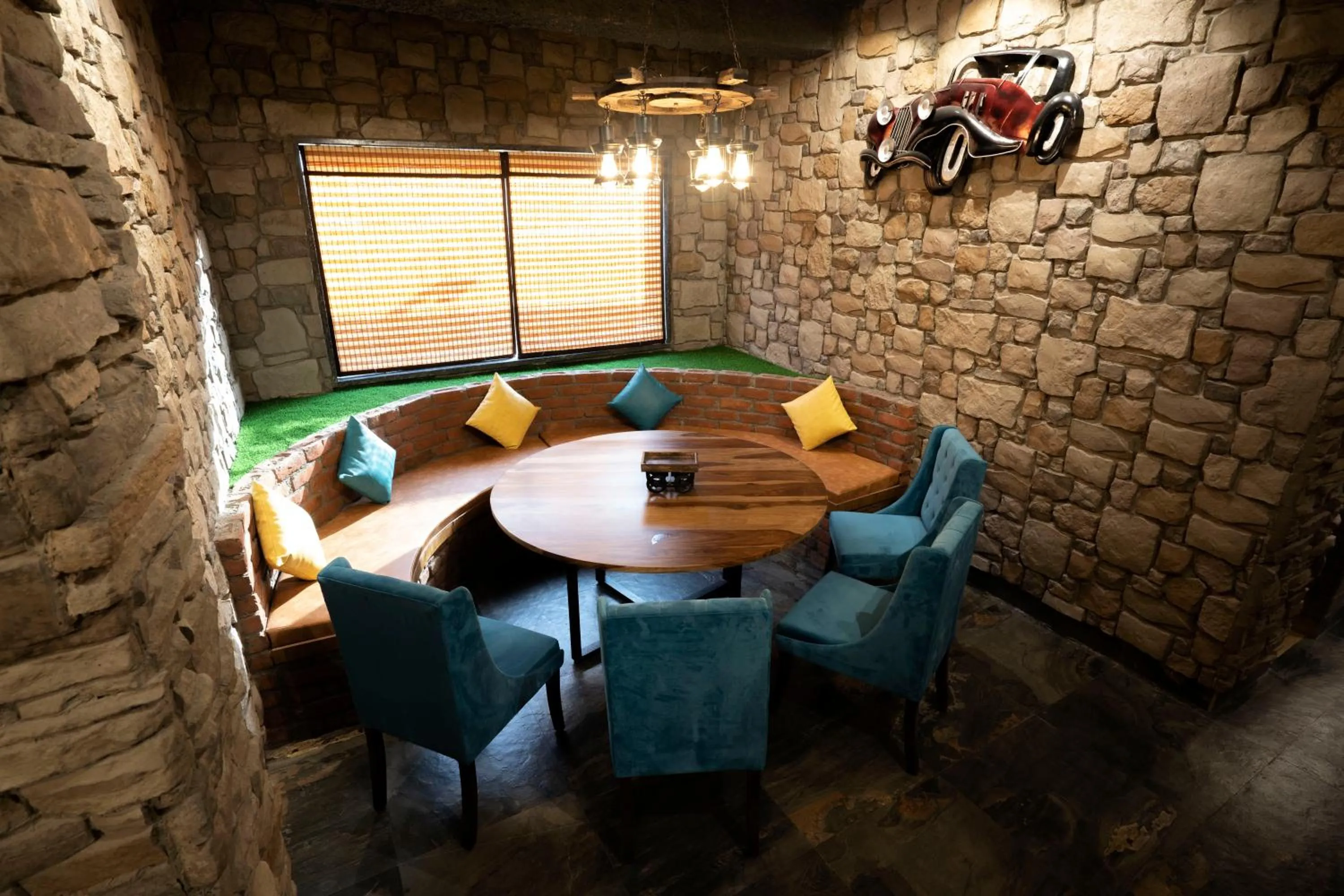 Restaurant/places to eat in Hotel Gems Inn