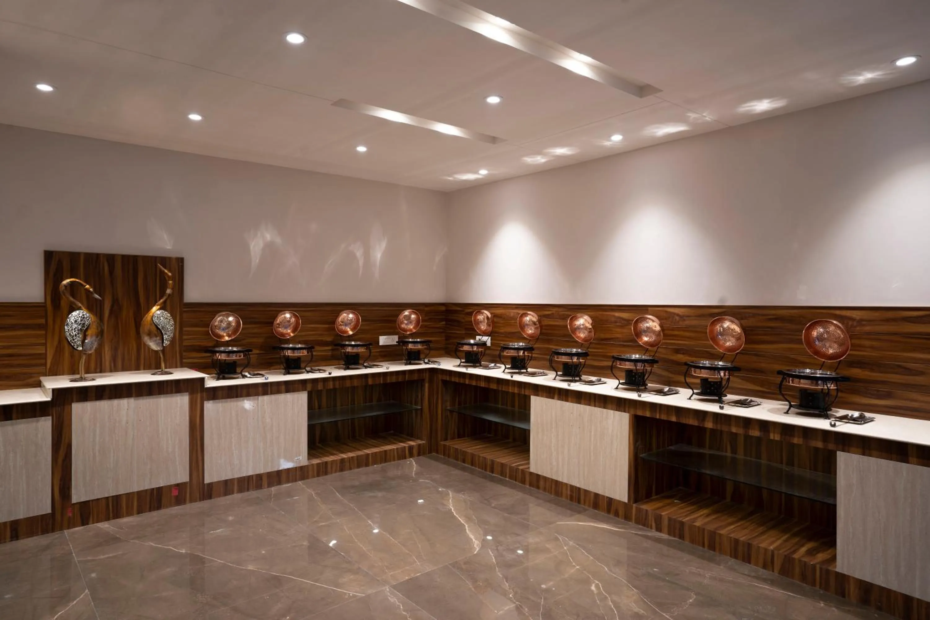 Restaurant/places to eat in Hotel Gems Inn