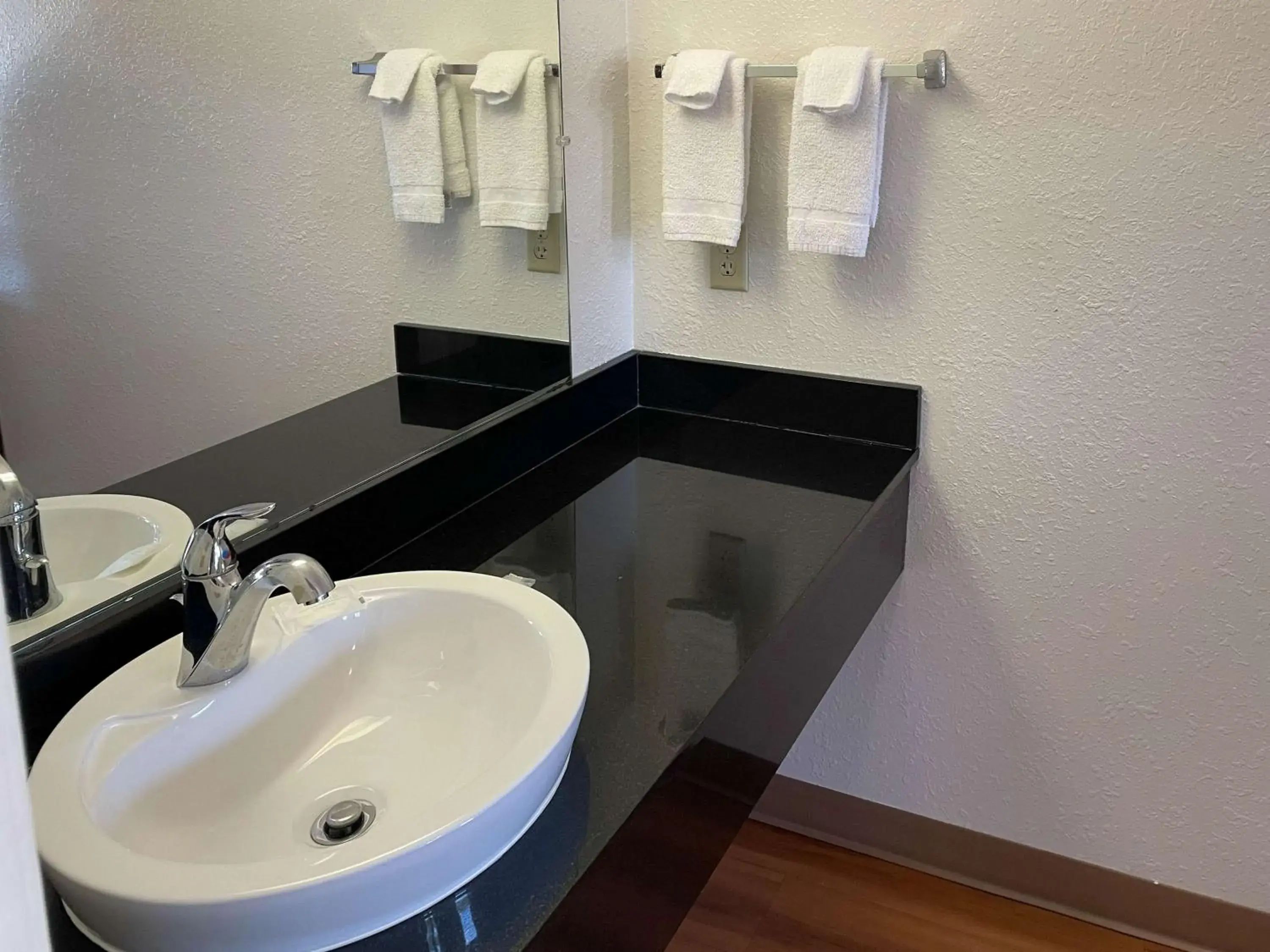 King Room - Smoking in Motel 6 Cameron MO King Room - Smoking in Motel 6 Cameron MO