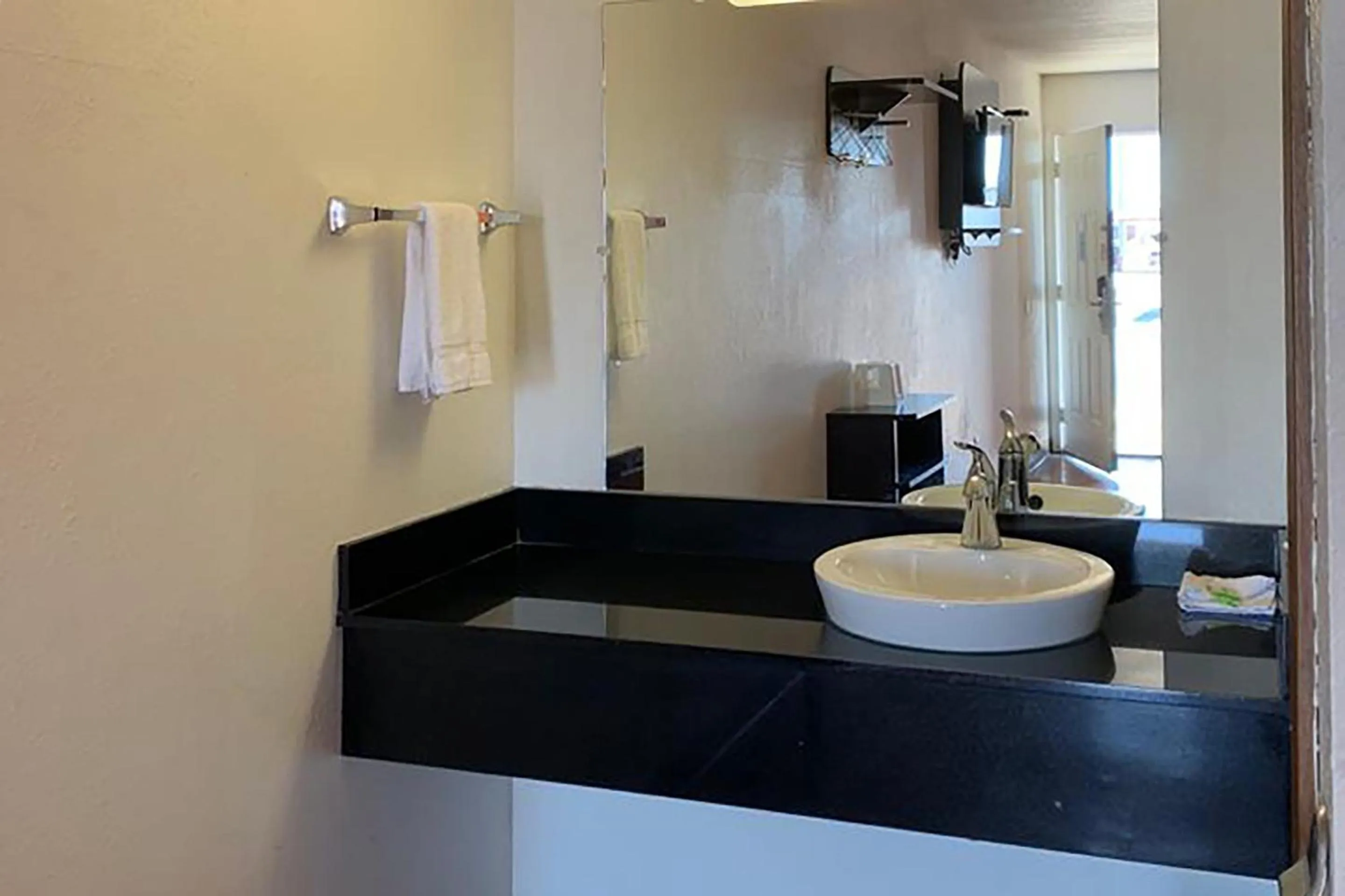 Bathroom in Motel 6 Cameron MO