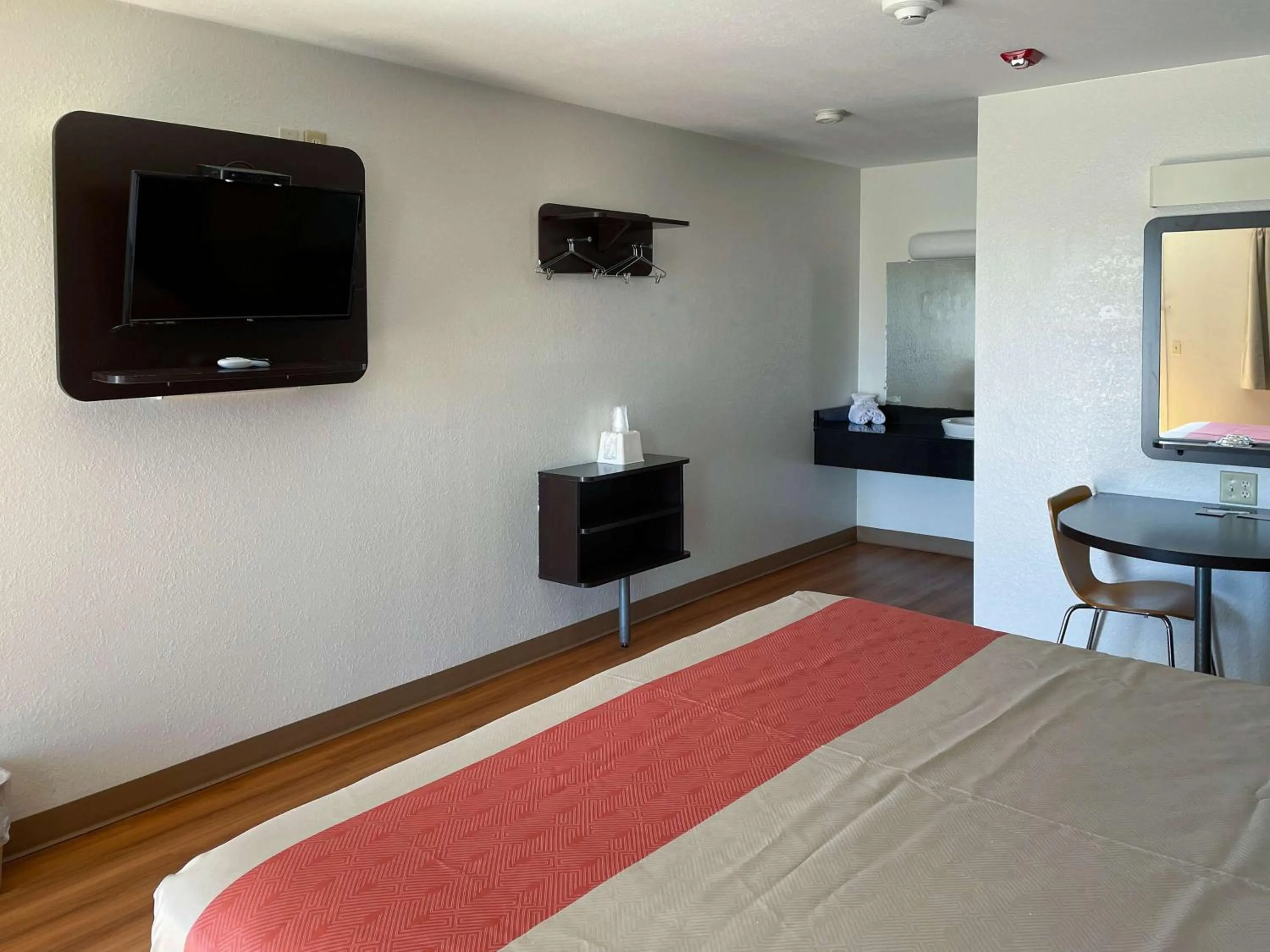 Bedroom, Bed in Motel 6 Cameron MO