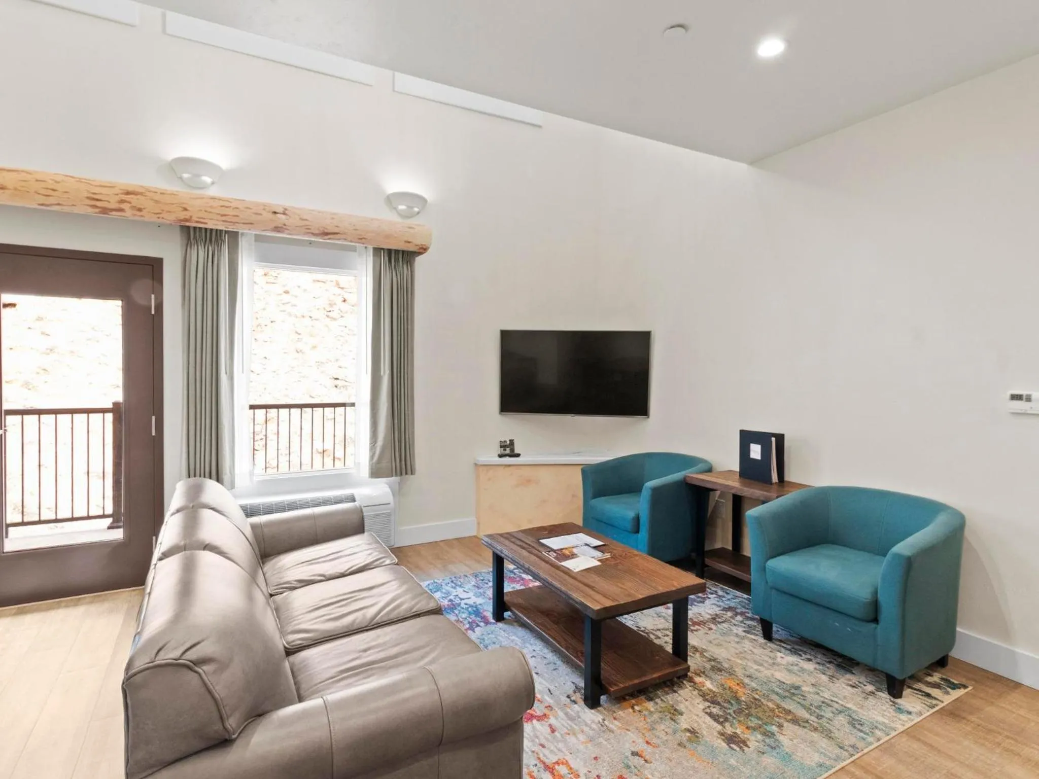 Communal lounge/ TV room in Bluff Dwellings Resort