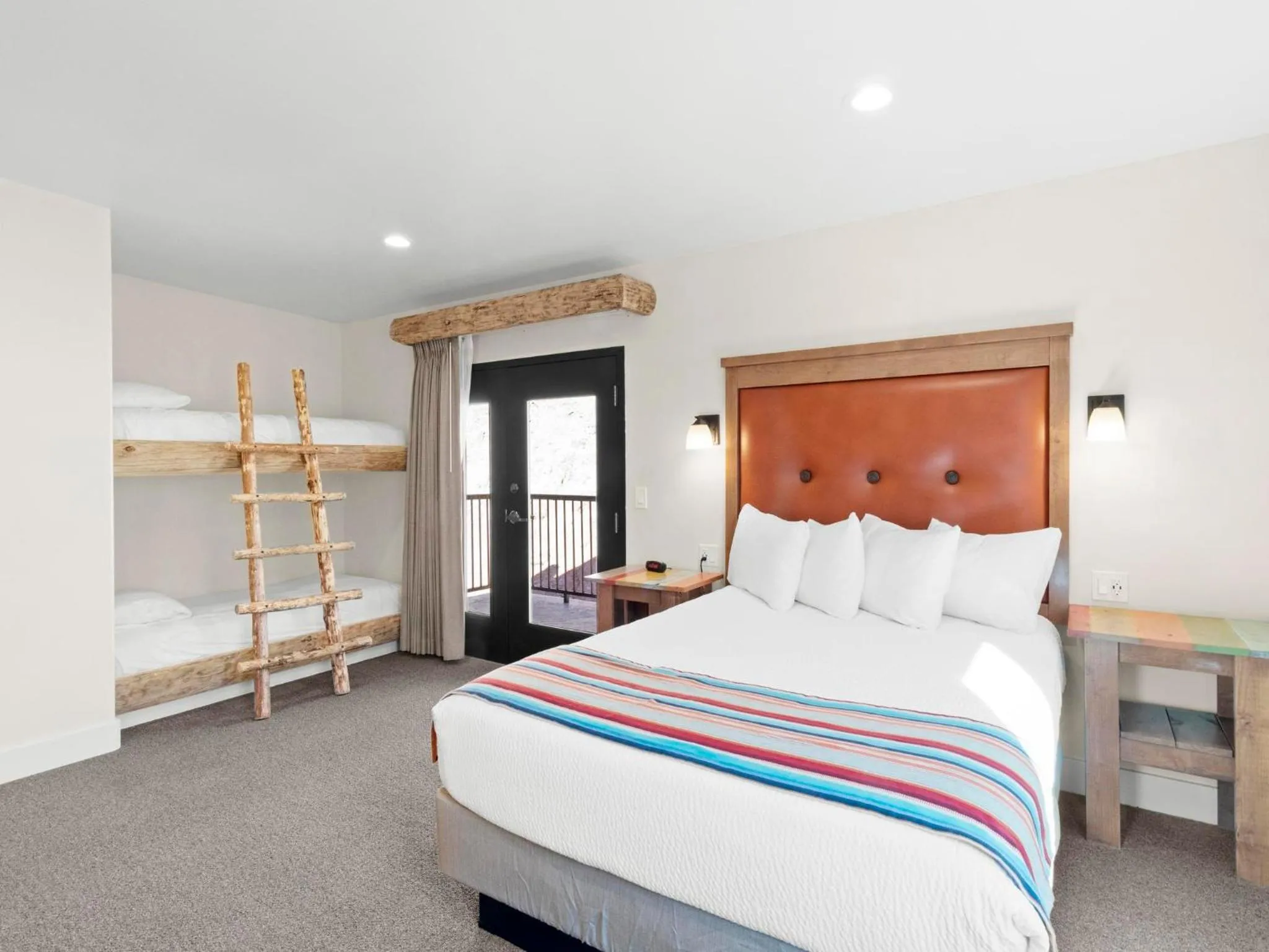 Bedroom, Bed in Bluff Dwellings Resort