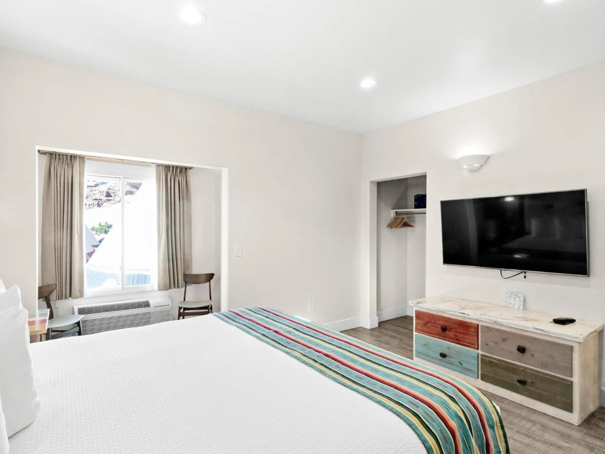 TV and multimedia, Bed in Bluff Dwellings Resort