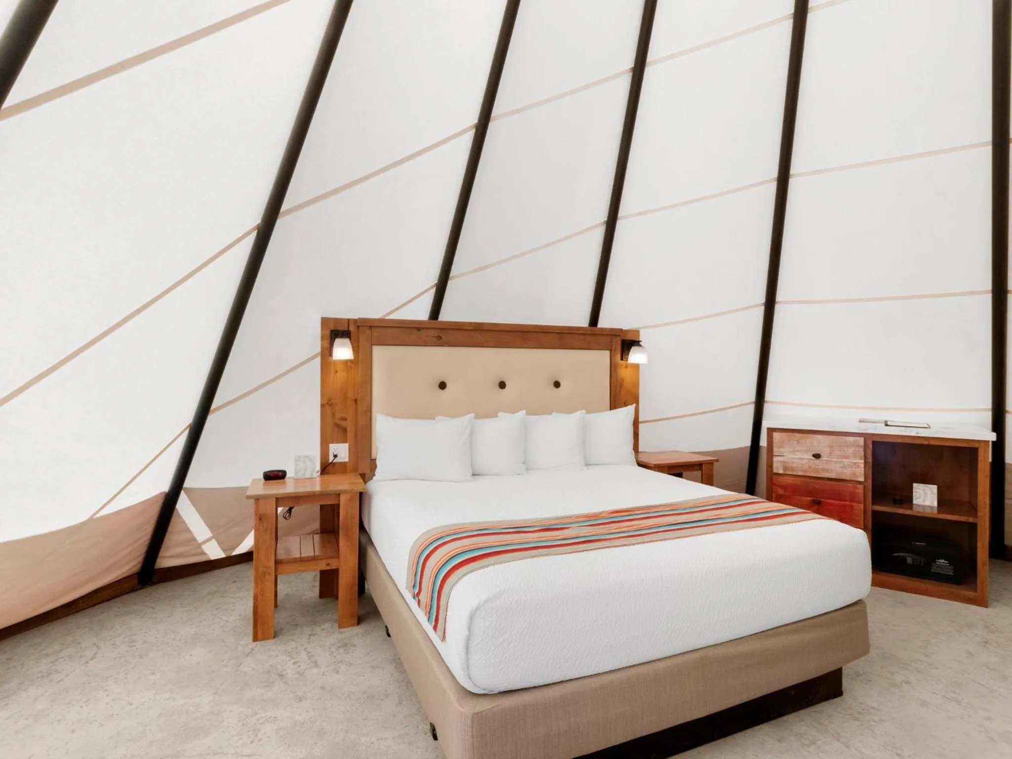 Photo of the whole room, Bed in Bluff Dwellings Resort