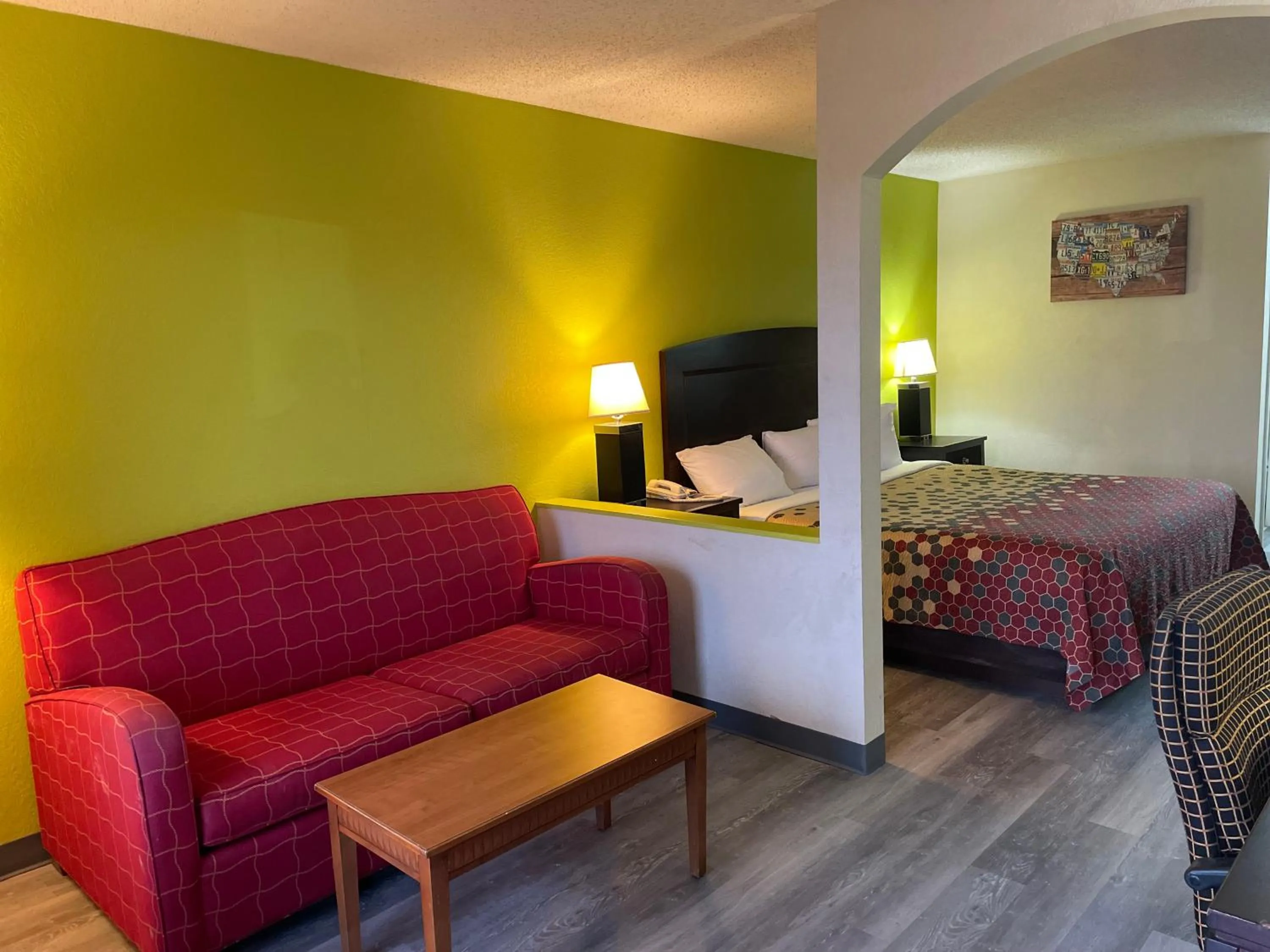 Seating area, Bed in Econo Lodge Inn & Suites Sweetwater I-20