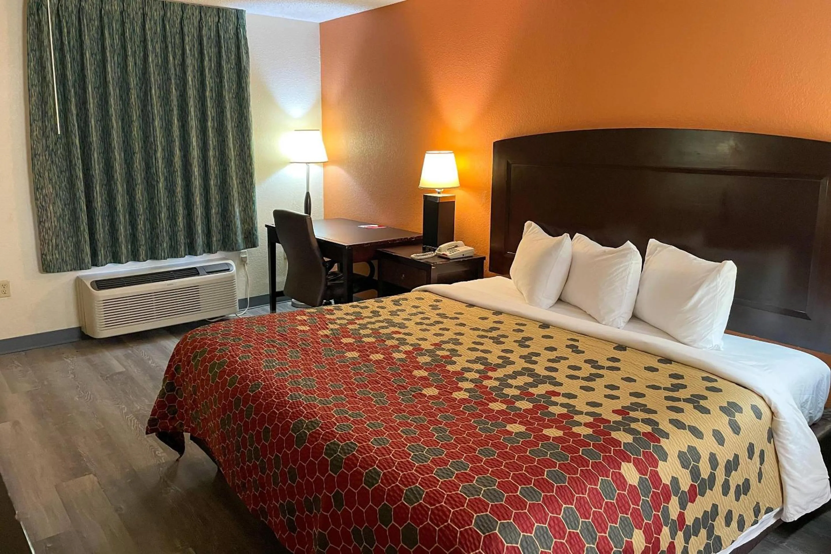 Bedroom, Bed in Econo Lodge Inn & Suites Sweetwater I-20