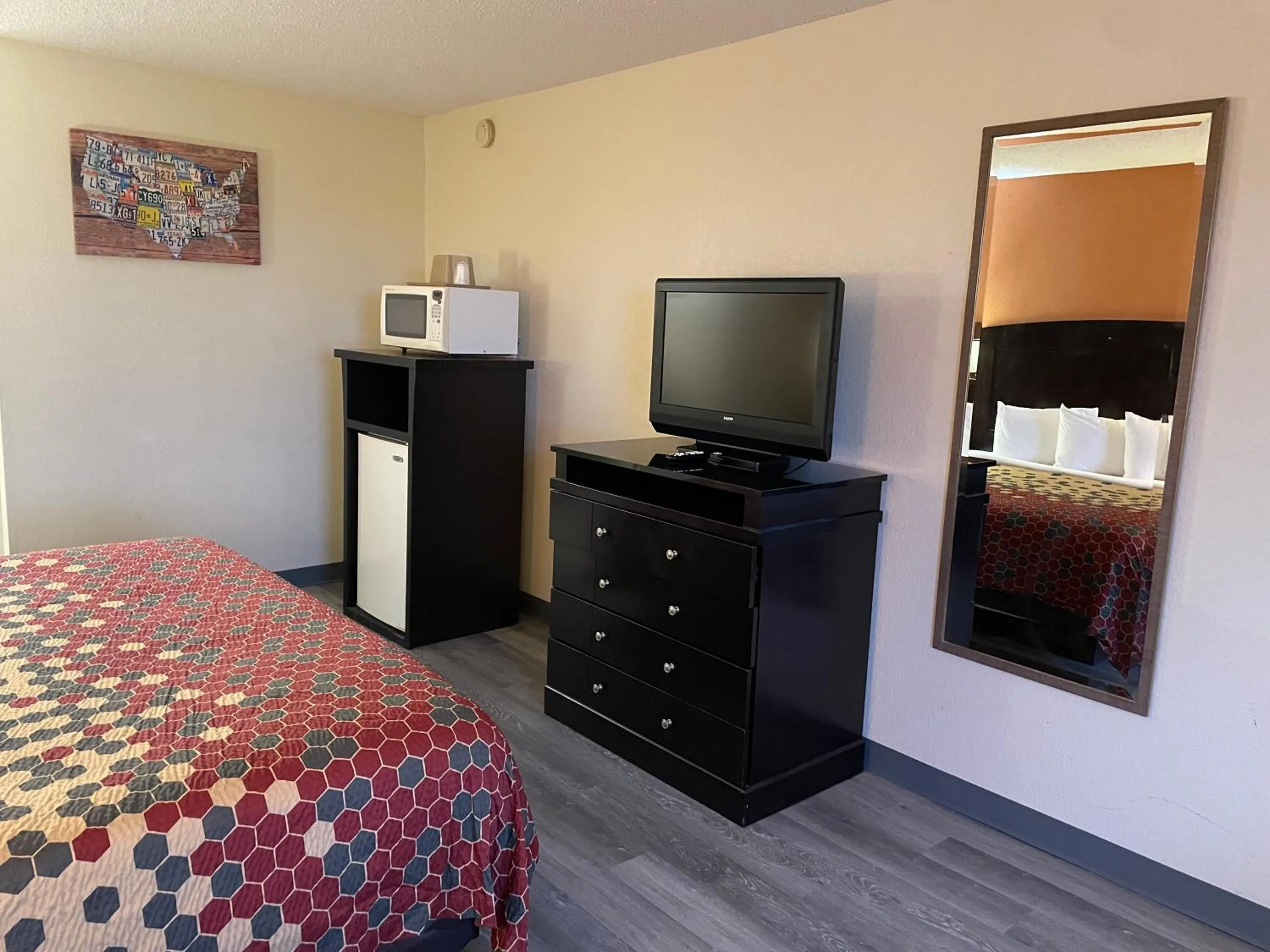Photo of the whole room, Bed in Econo Lodge Inn & Suites Sweetwater I-20