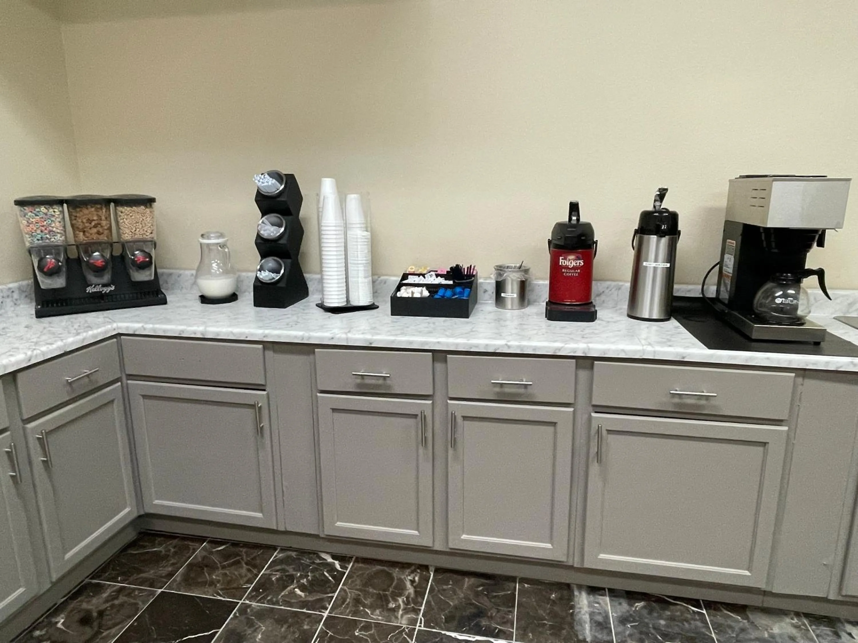 Buffet breakfast in Econo Lodge Inn & Suites Sweetwater I-20