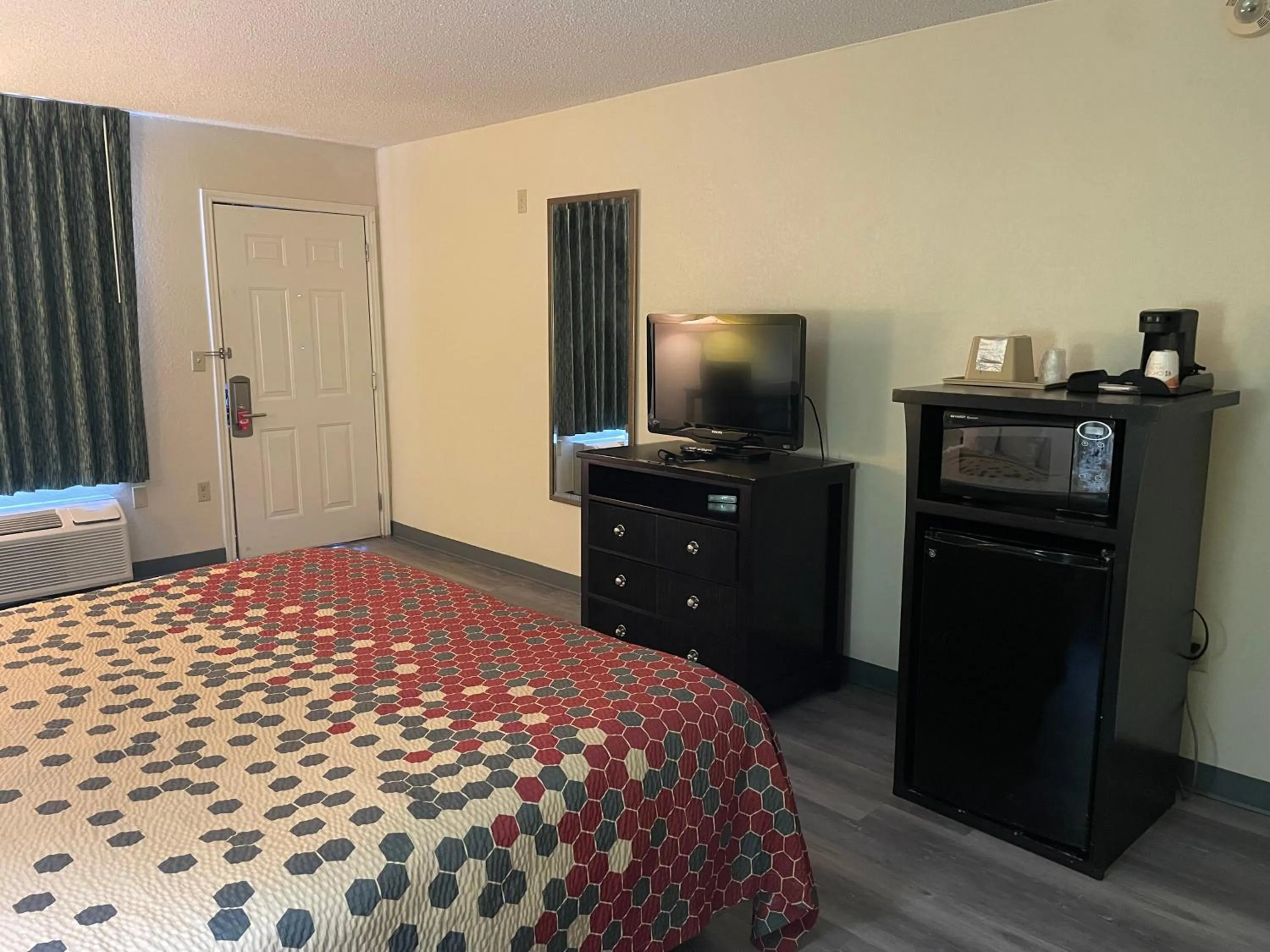 TV and multimedia, Bed in Econo Lodge Inn & Suites Sweetwater I-20