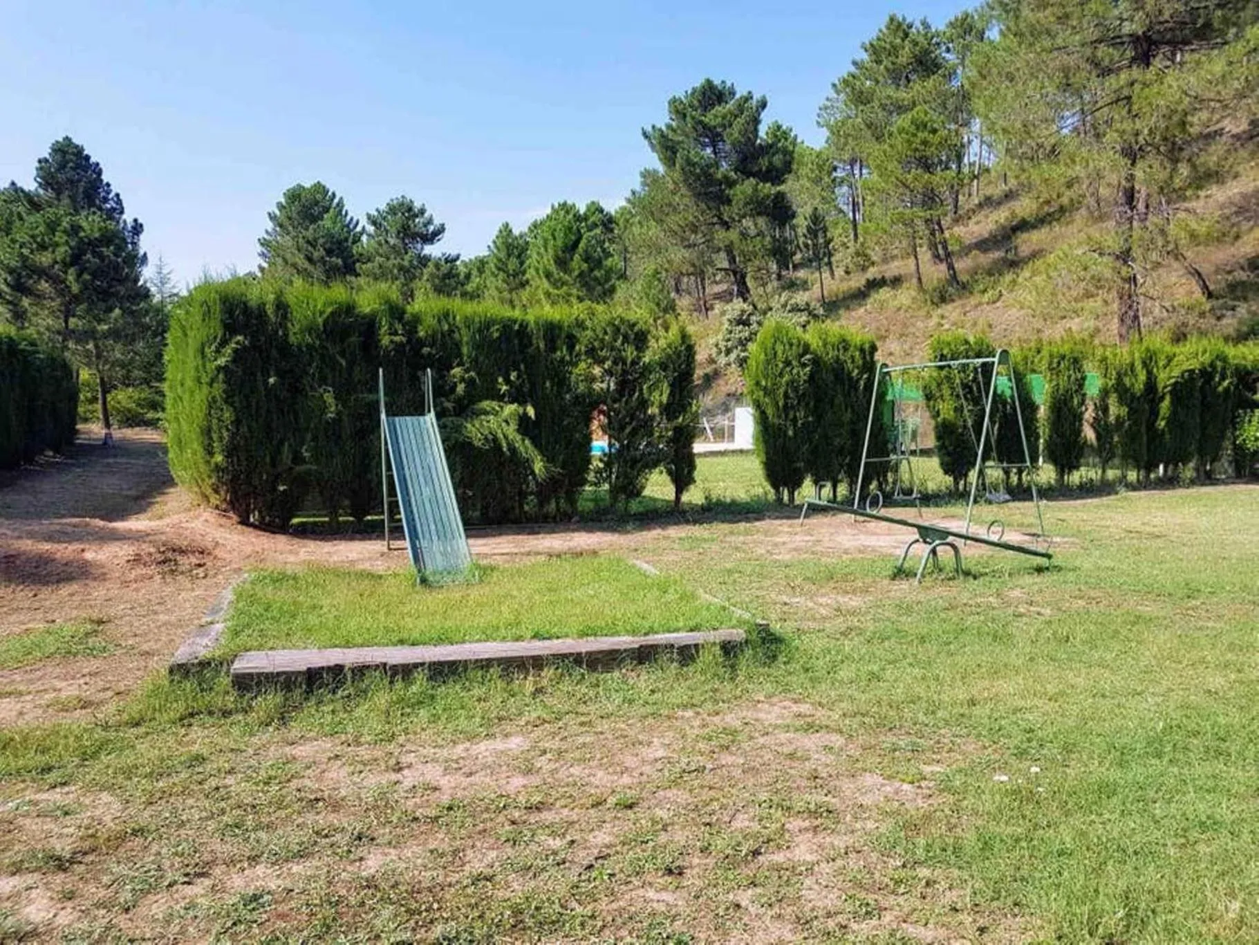 Children play ground in La cabaña del lago en ZAFIRO LAGUNAZO Parque Natural del Río Mundo
