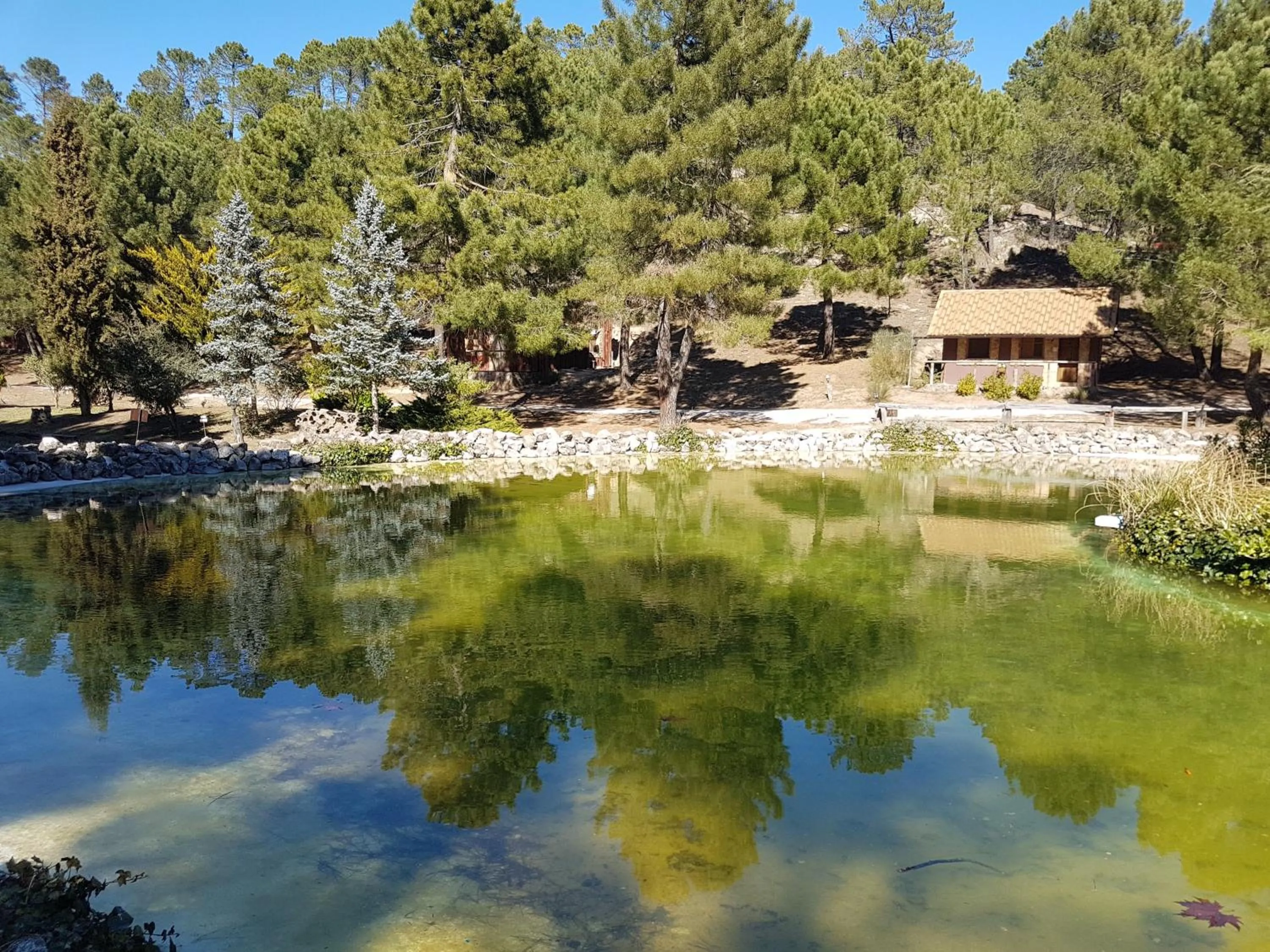 La cabaña del lago en ZAFIRO LAGUNAZO Parque Natural del Río Mundo