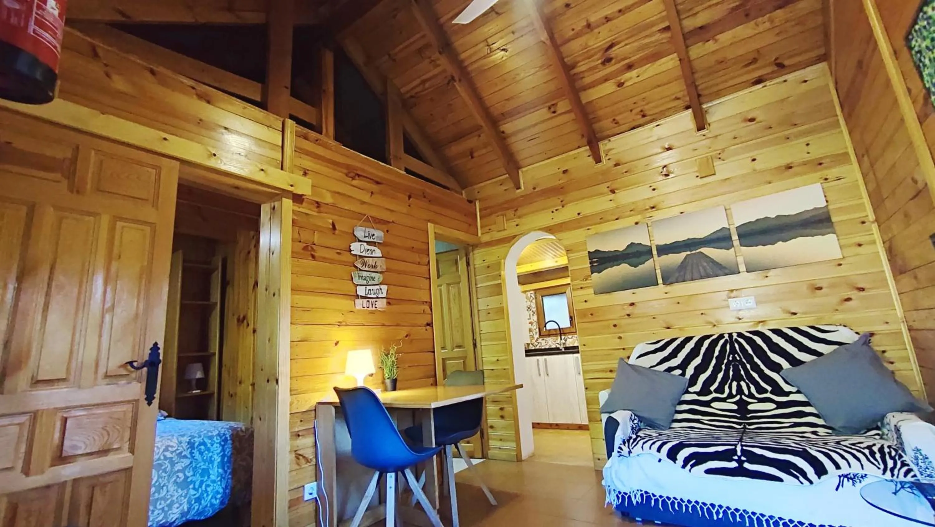 Lounge or bar, Bed in La cabaña del lago en ZAFIRO LAGUNAZO Parque Natural del Río Mundo